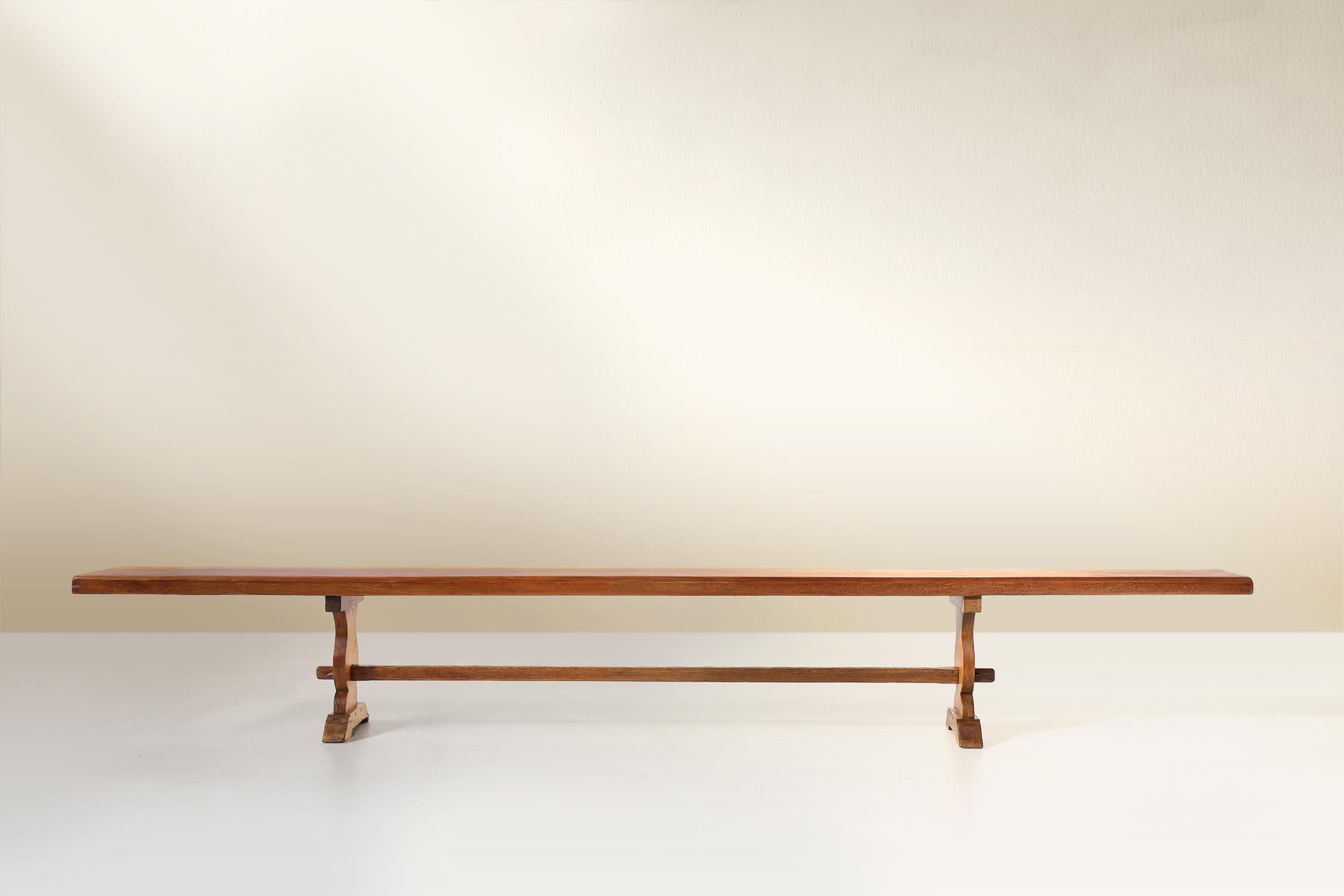 France / 1850 / Banc de monastère / orme massif / Rustique / Mid-Century

Superbe long banc en bois fabriqué au 19e siècle en France. Ce banc spacieux de 3,5 mètres de long a été fabriqué en bois d'orme massif avec une couleur miel chaude et une