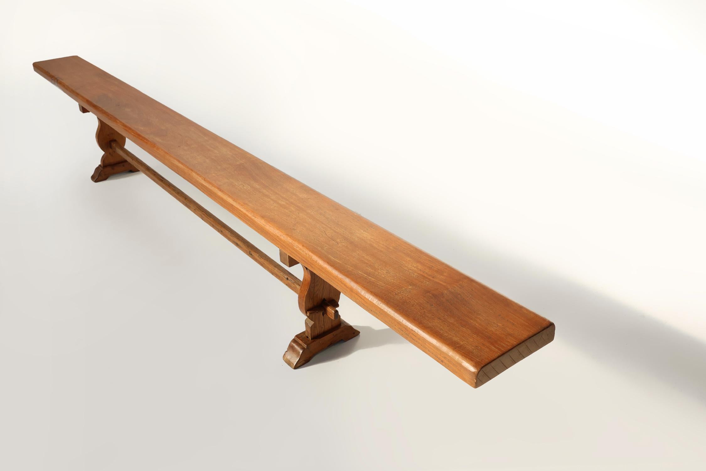 Rustique Banc de monastère français extra long en bois d'orme massif, vers 1850 en vente