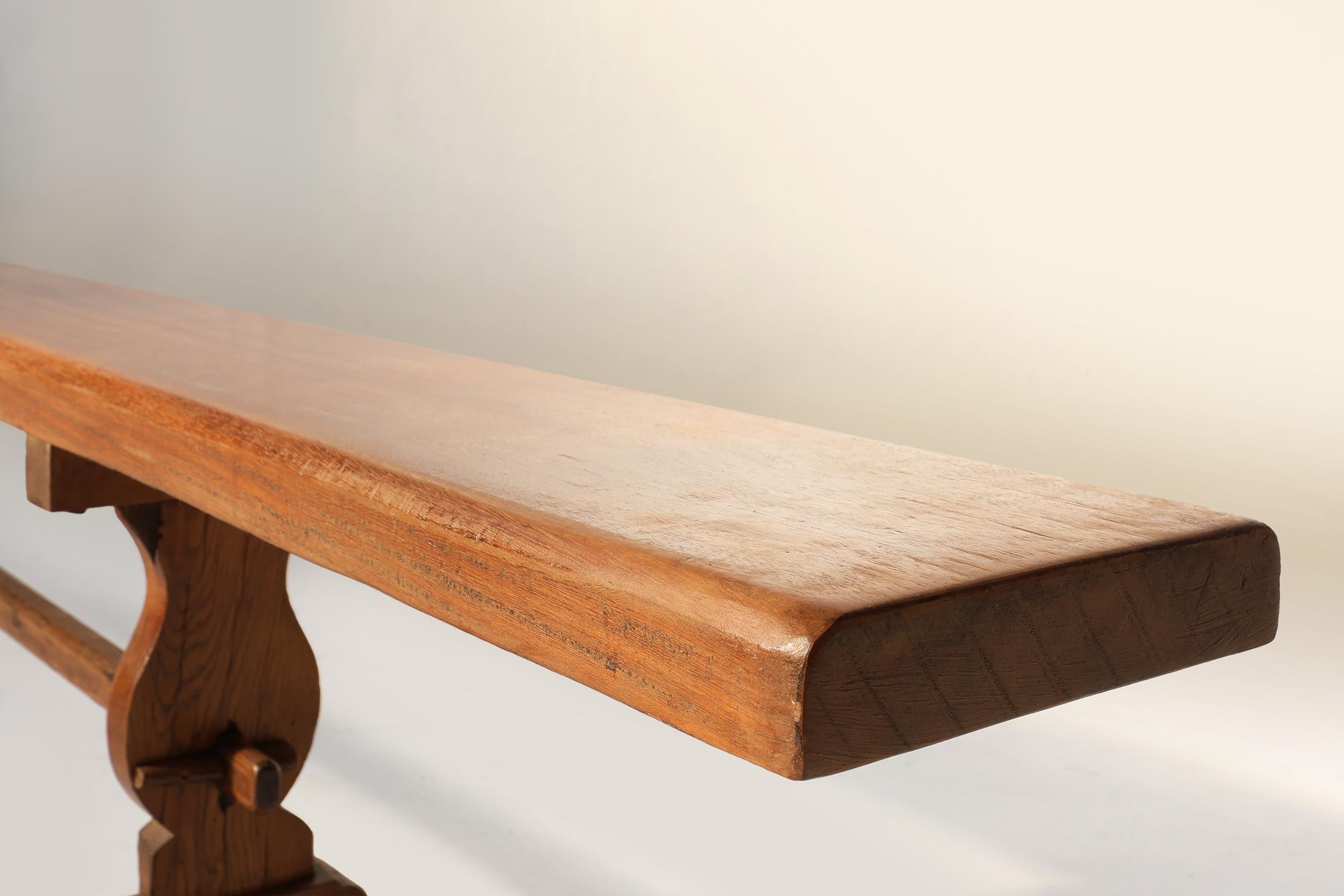 Sculpté à la main Banc de monastère français extra long en bois d'orme massif, vers 1850 en vente