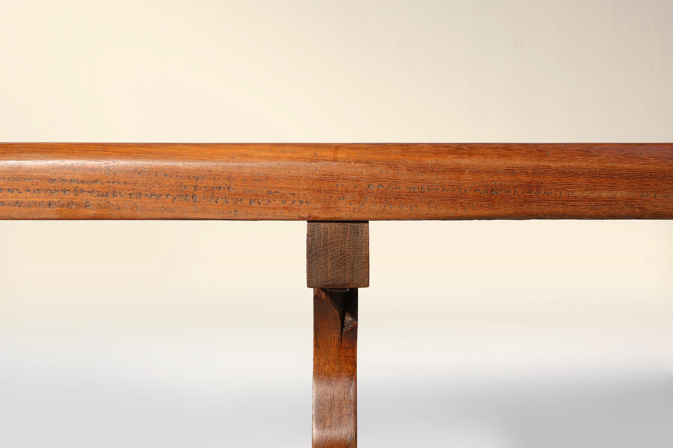Banc de monastère français extra long en bois d'orme massif, vers 1850 Bon état - En vente à Meulebeke, BE