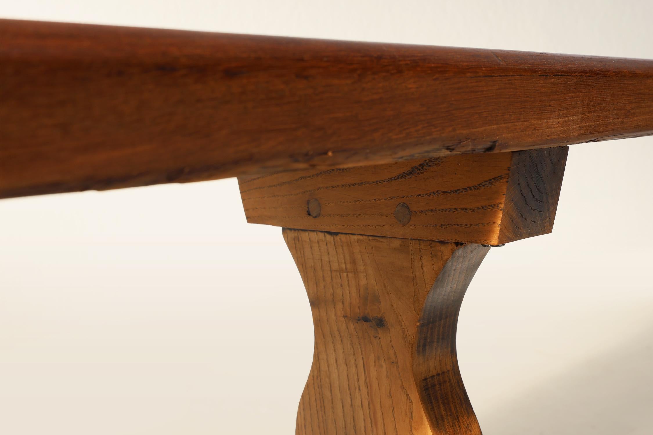 XIXe siècle Banc de monastère français extra long en bois d'orme massif, vers 1850 en vente