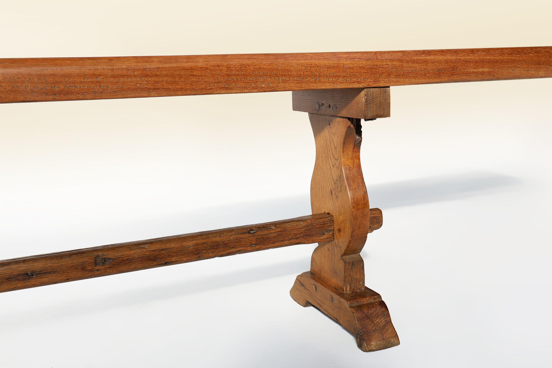 XIXe siècle Banc de monastère français extra long en bois d'orme massif, vers 1850 en vente