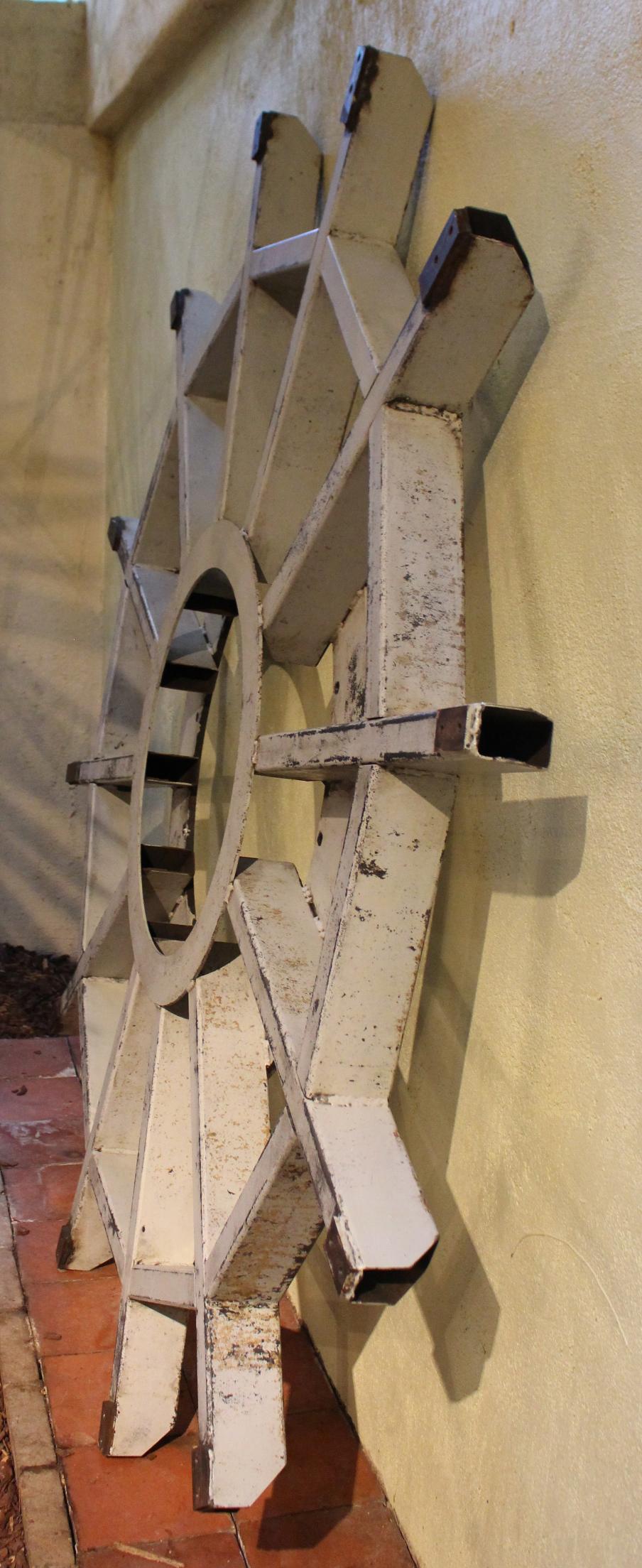 Una monumentale ruota industriale proveniente da una fabbrica francese. Un incredibile pezzo architettonico che può essere semplicemente visto o utilizzato come intrigante espositore per oggetti e libri interessanti. 
Diametro 7', profondità