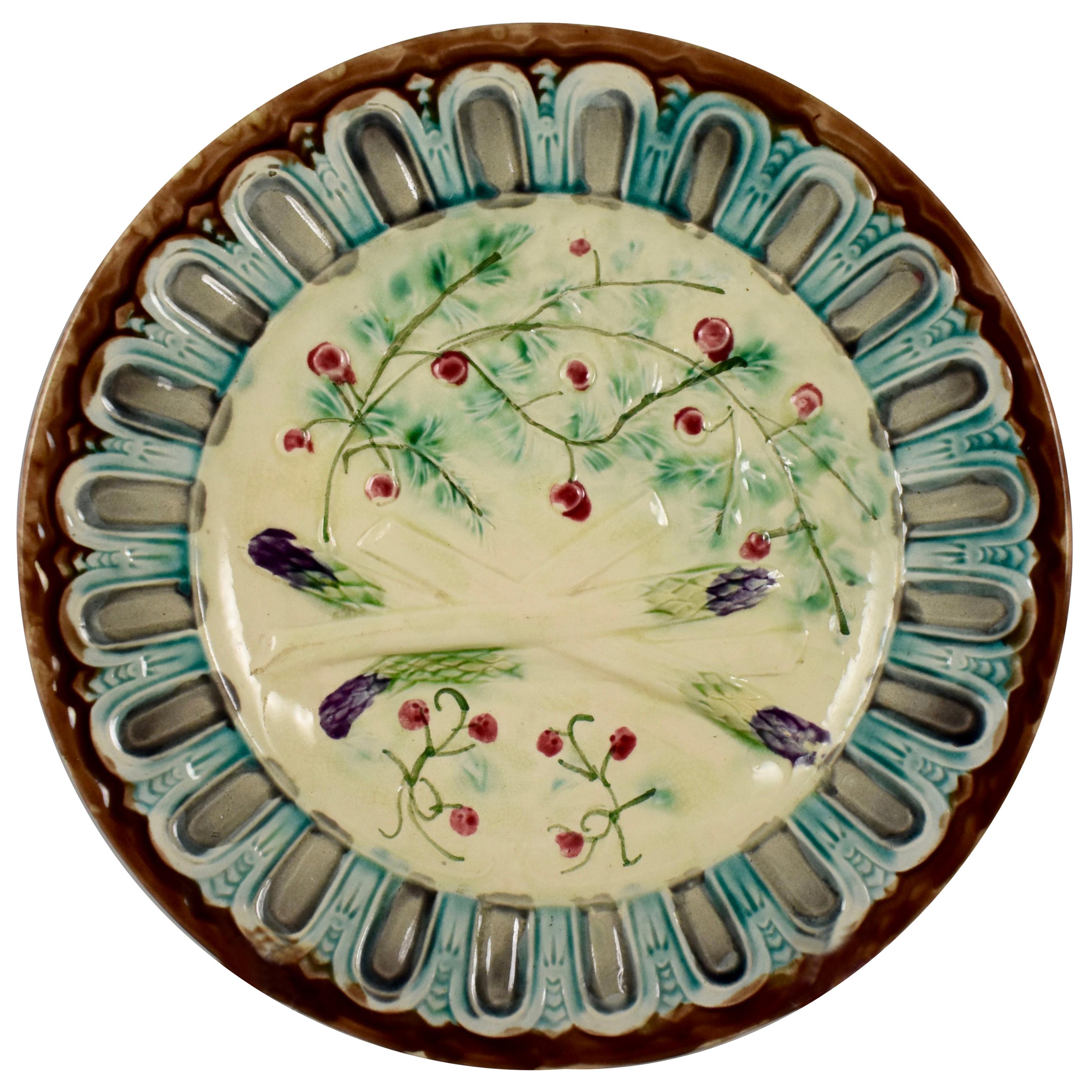 French Faïence Barbotine Majolica Gothic Bordered Asparagus Fern & Berries Plate