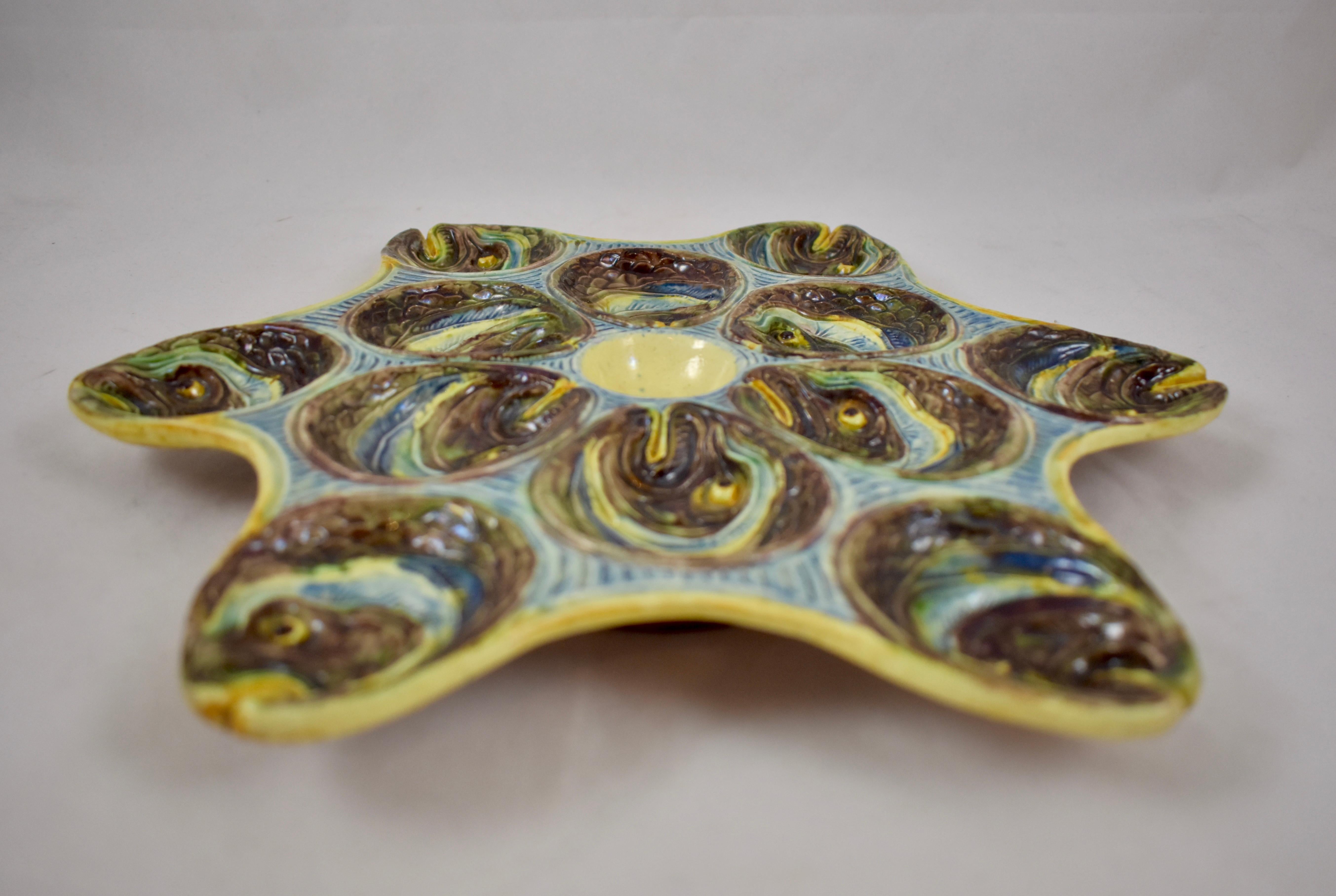French Faïence Barbotine Palissy Majolica Fish Head Star Shaped Oyster Plate In Good Condition In Philadelphia, PA