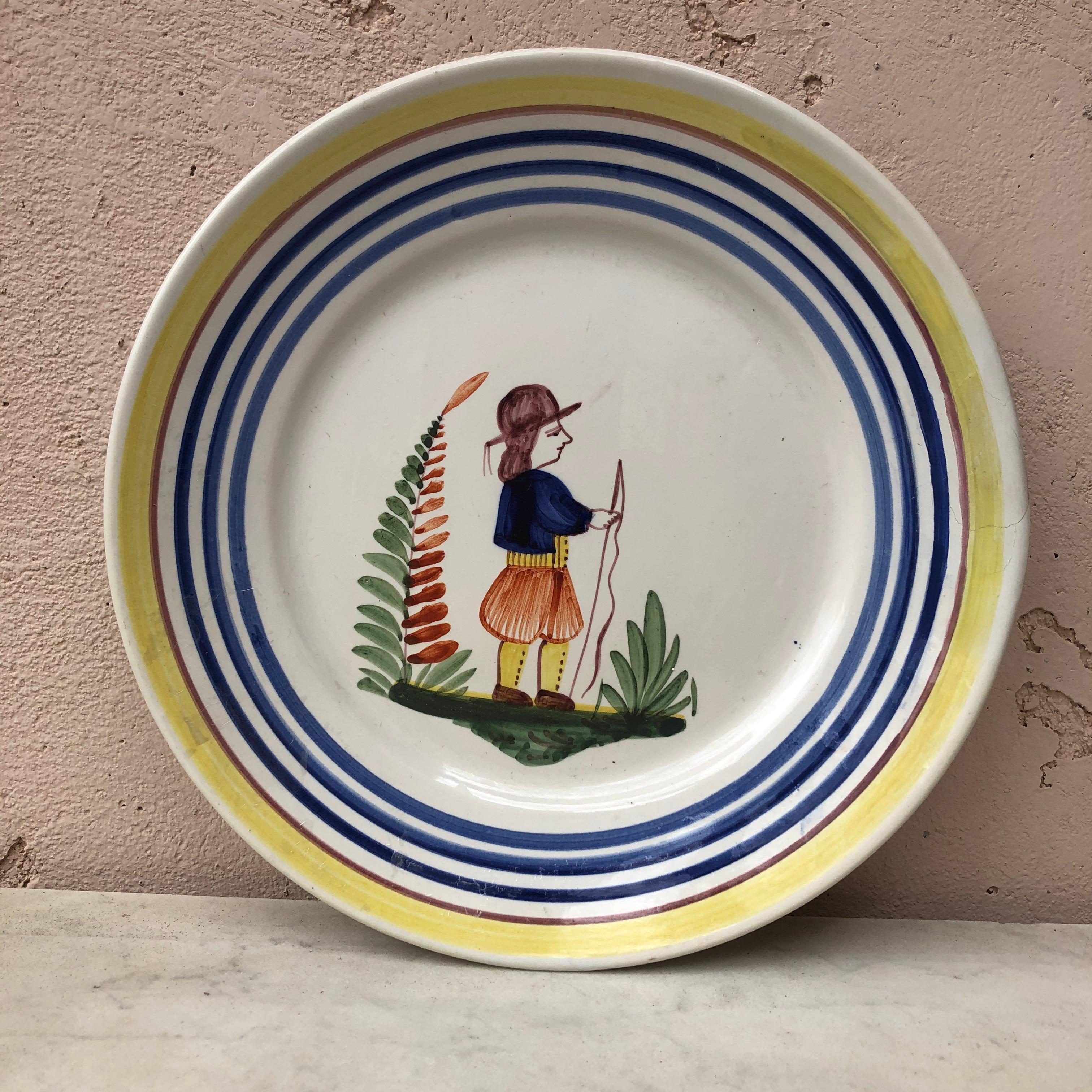 French Faience Bird Plate Henriot Quimper, circa 1930 In Good Condition For Sale In Austin, TX