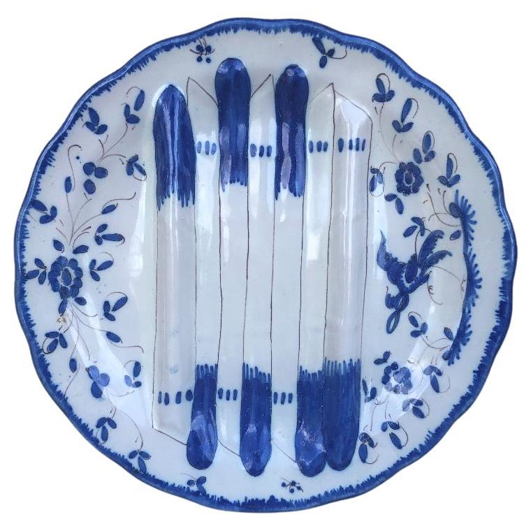 Assiette à asperges en faïence bleue et blanche, datant d'environ 1920