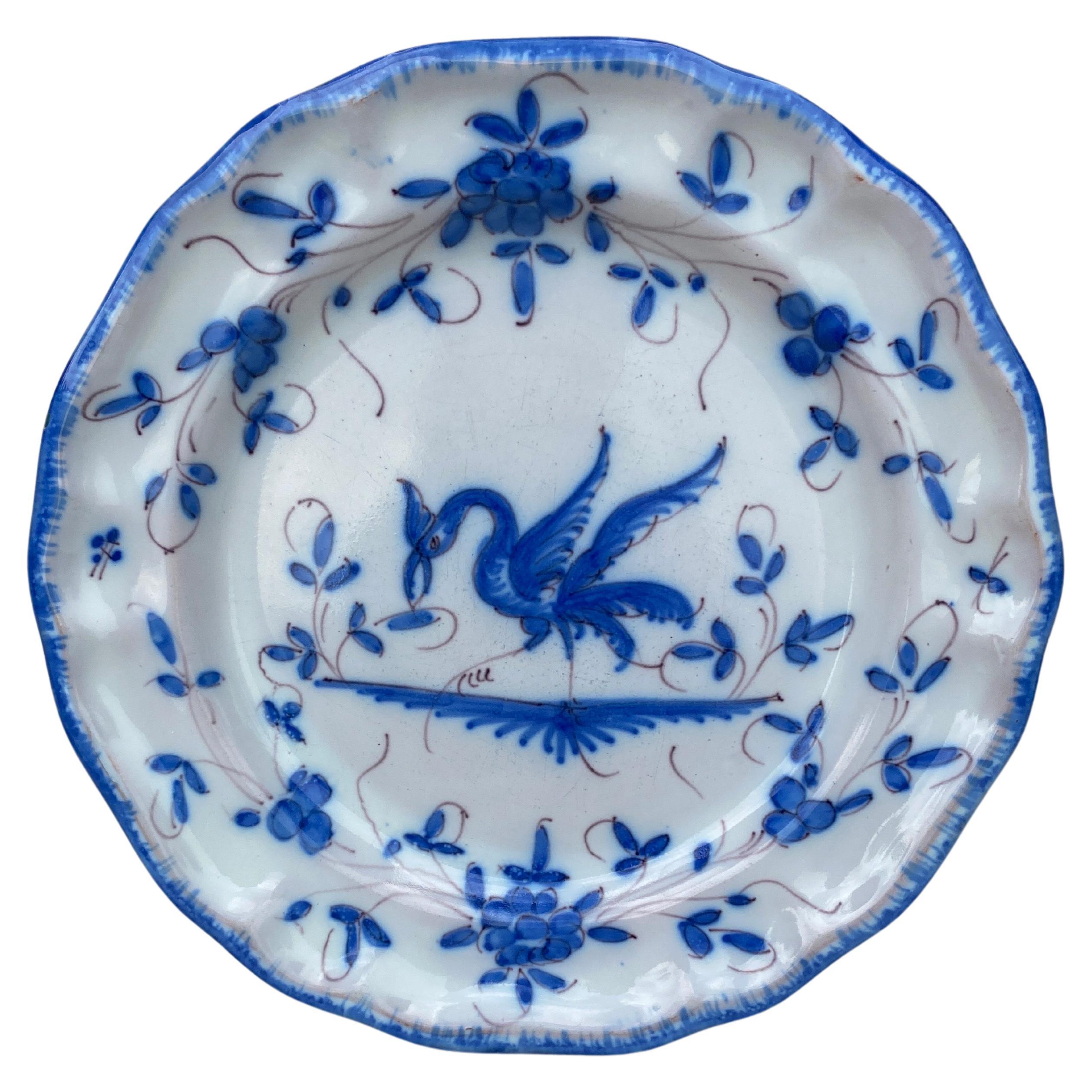 Plato de loza francesa azul y blanca estilo pájaro Moustiers