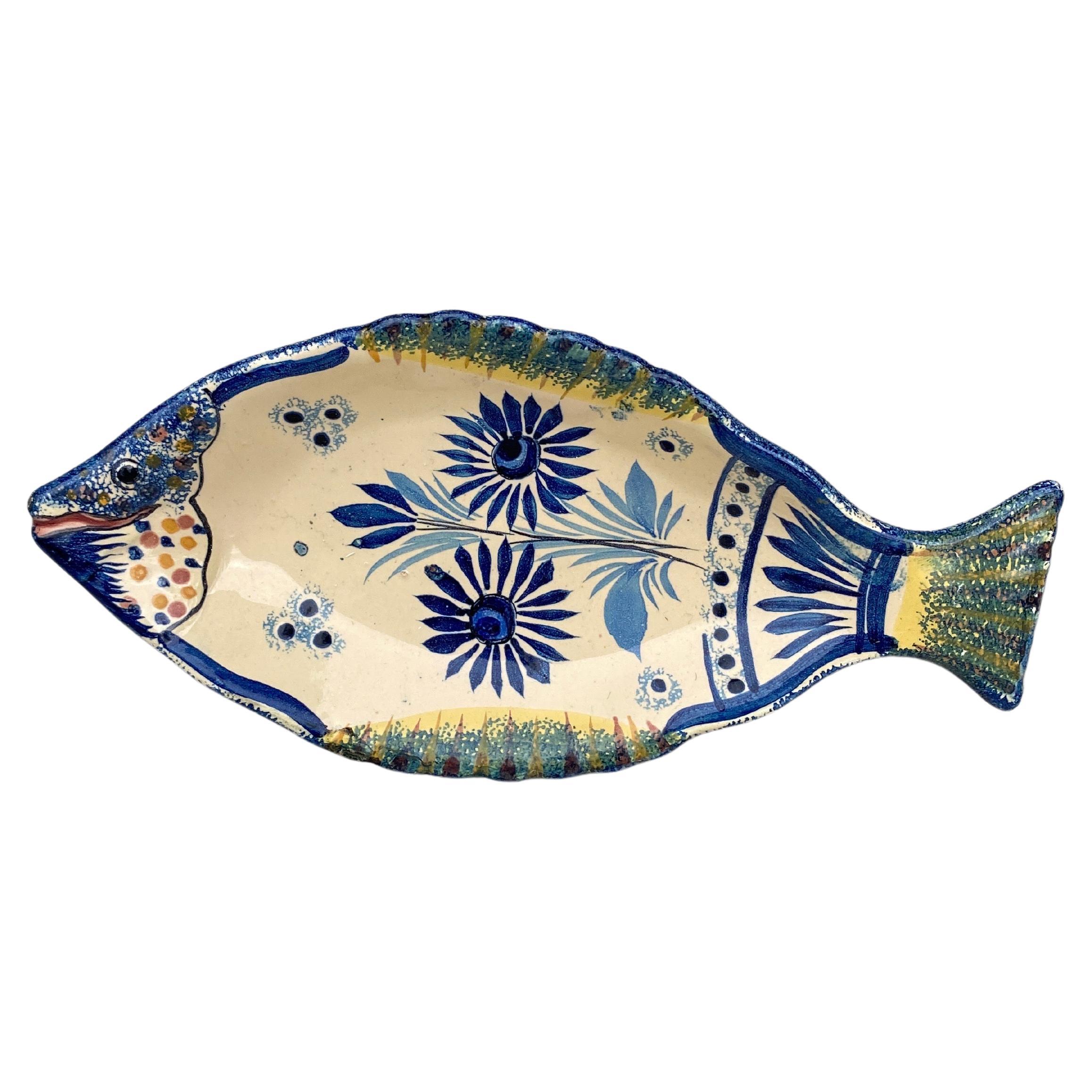 Plat à poisson en faïence bleue et blanche Henriot Quimper, vers 1930.