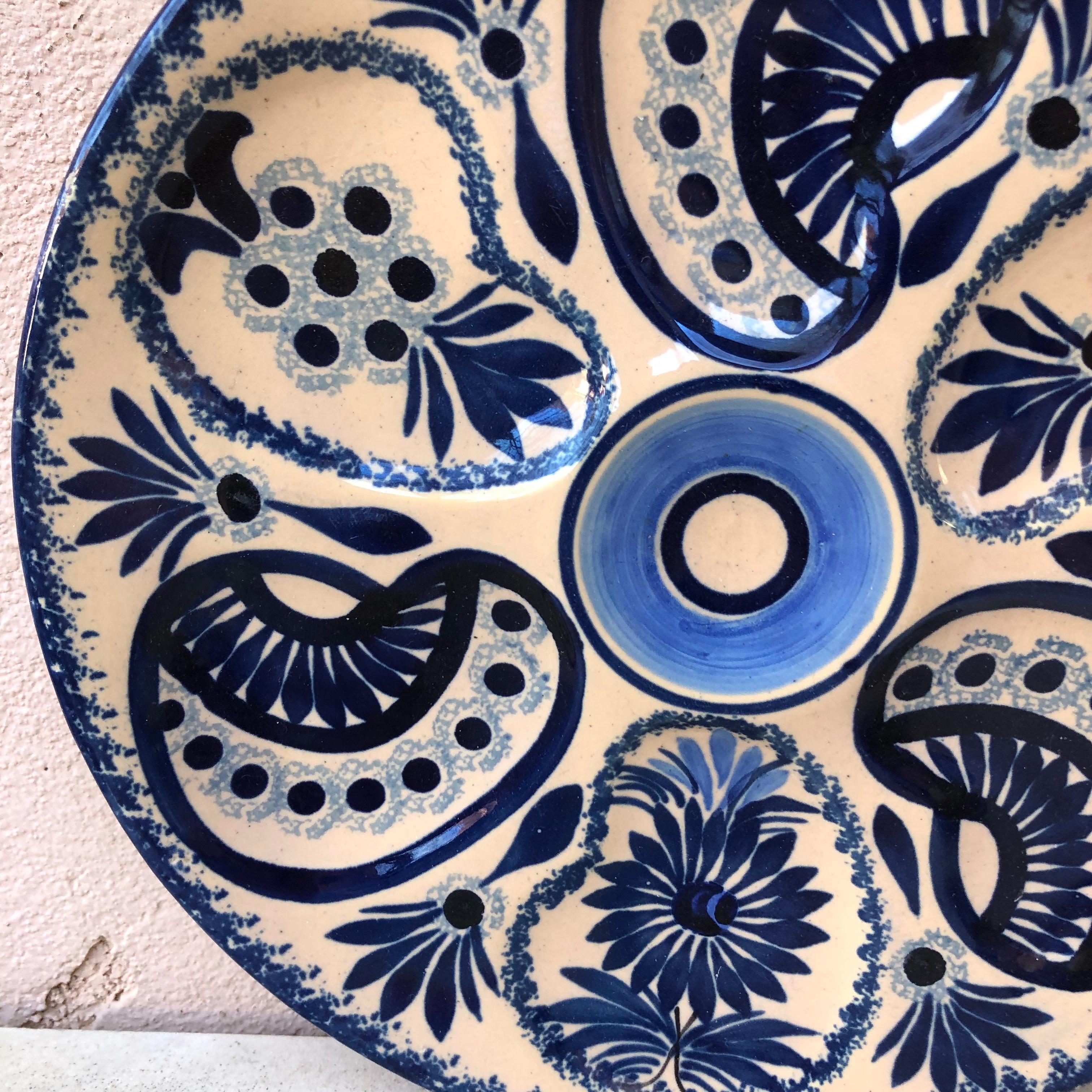 French Faience blue & white oyster plate signed Henriot Quimper circa 1930.
Measure: Diameter / 8.5