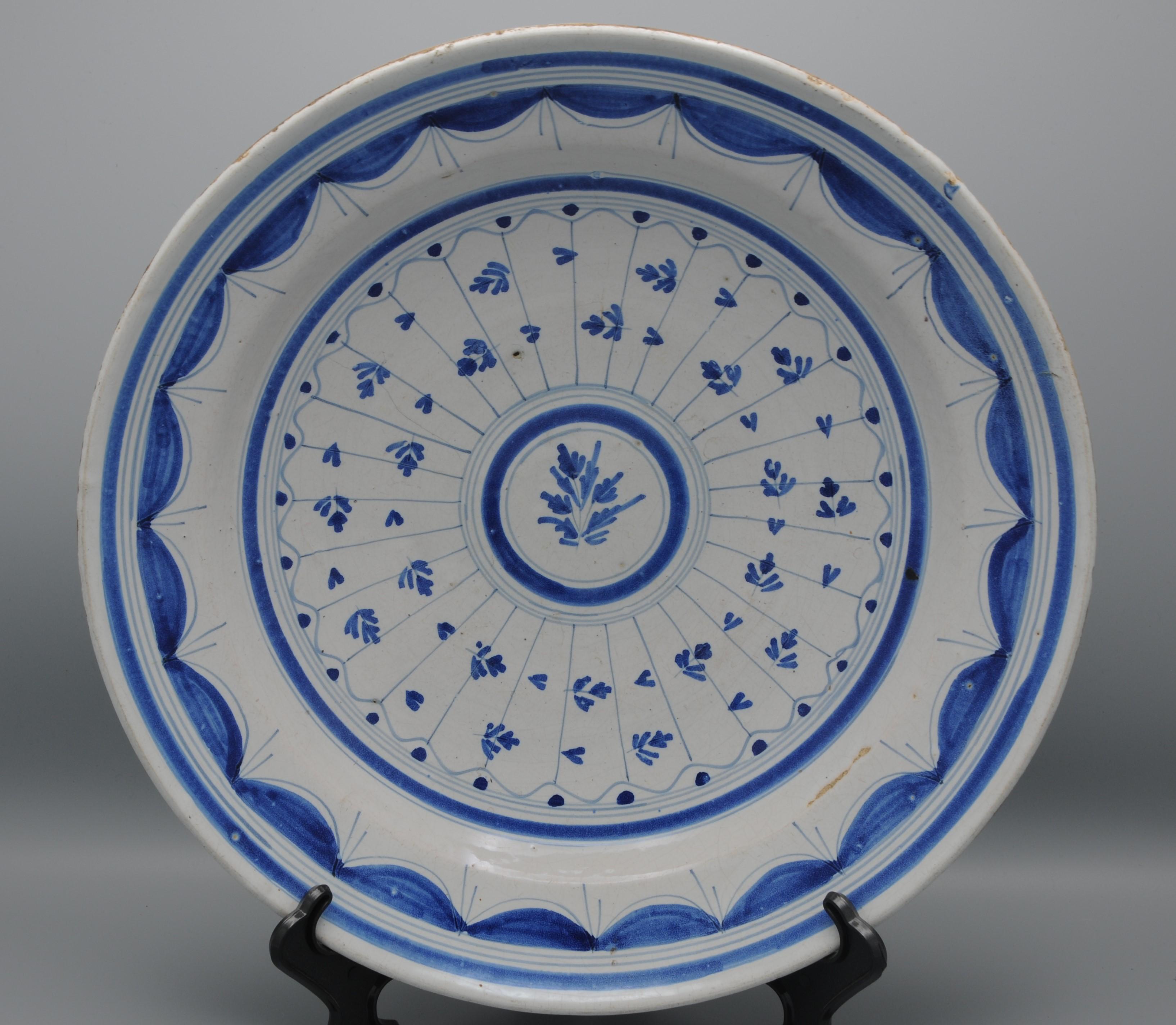 Cargador de loza francesa, S. XIX Pintado a mano en venta