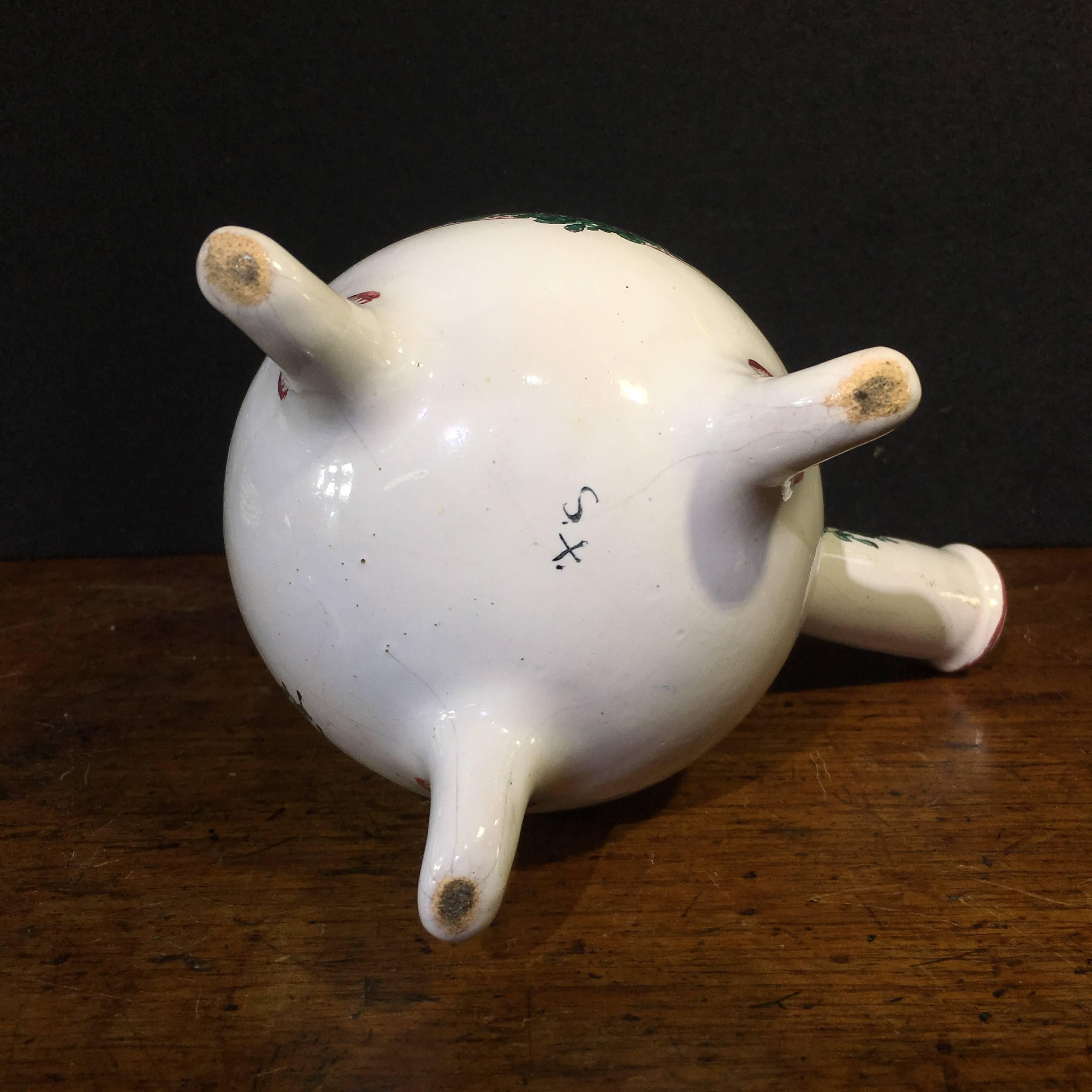 Pot à chocolat et étrier en faïence française, vers 1770 en vente 7