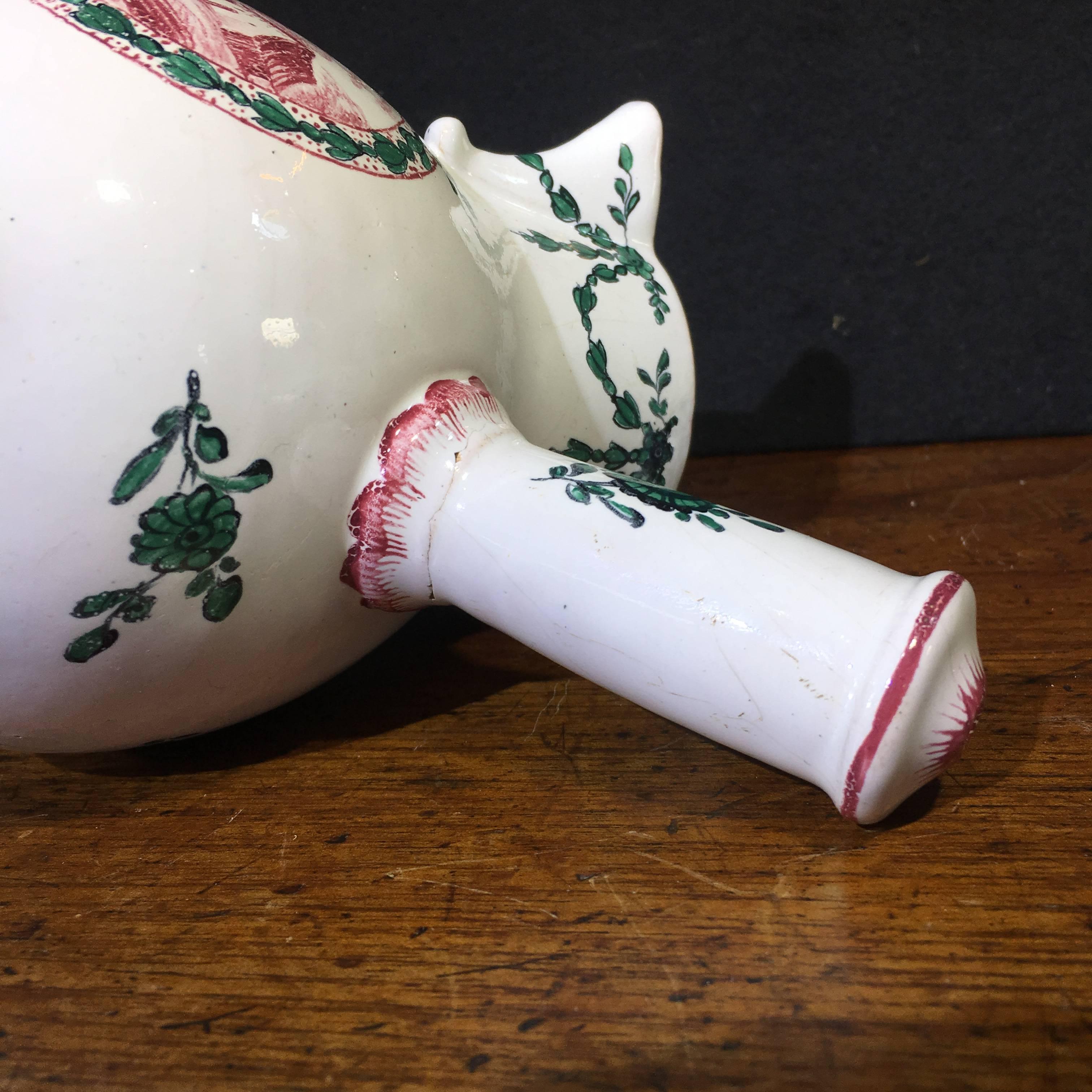Pot à chocolat et étrier en faïence française, vers 1770 en vente 8