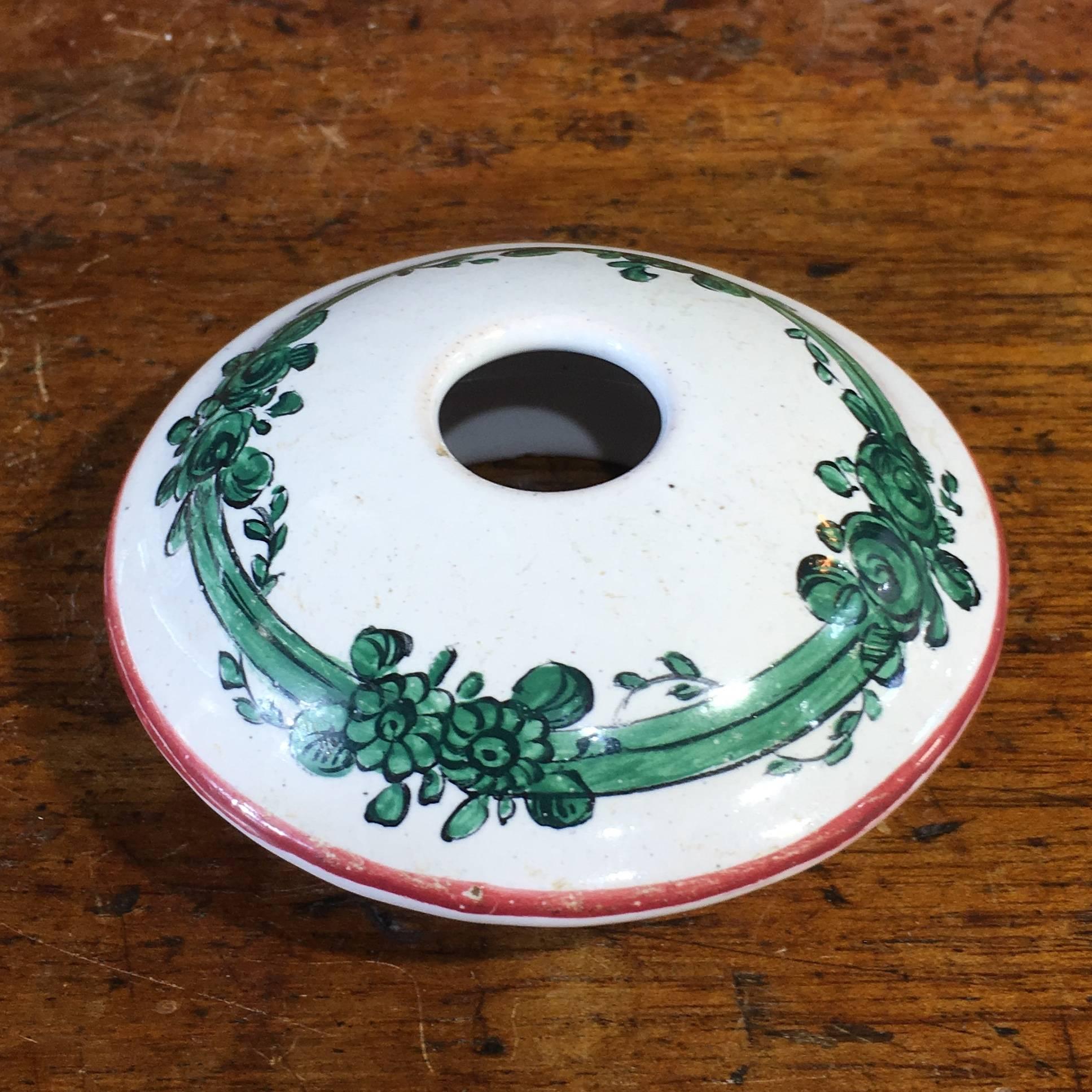 Pot à chocolat et étrier en faïence française, vers 1770 en vente 10