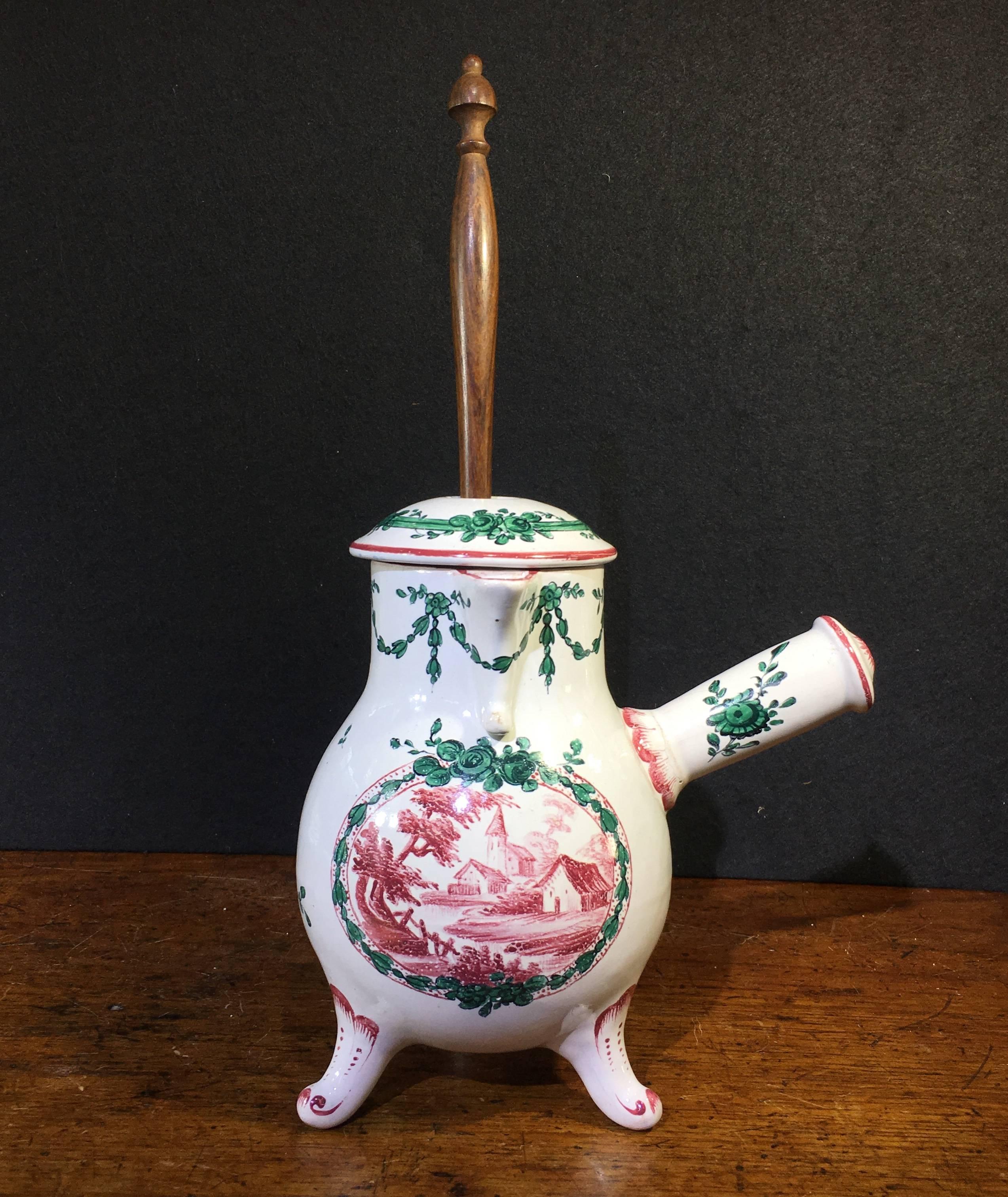 Pot à chocolat et étrier en faïence française, vers 1770 en vente 1