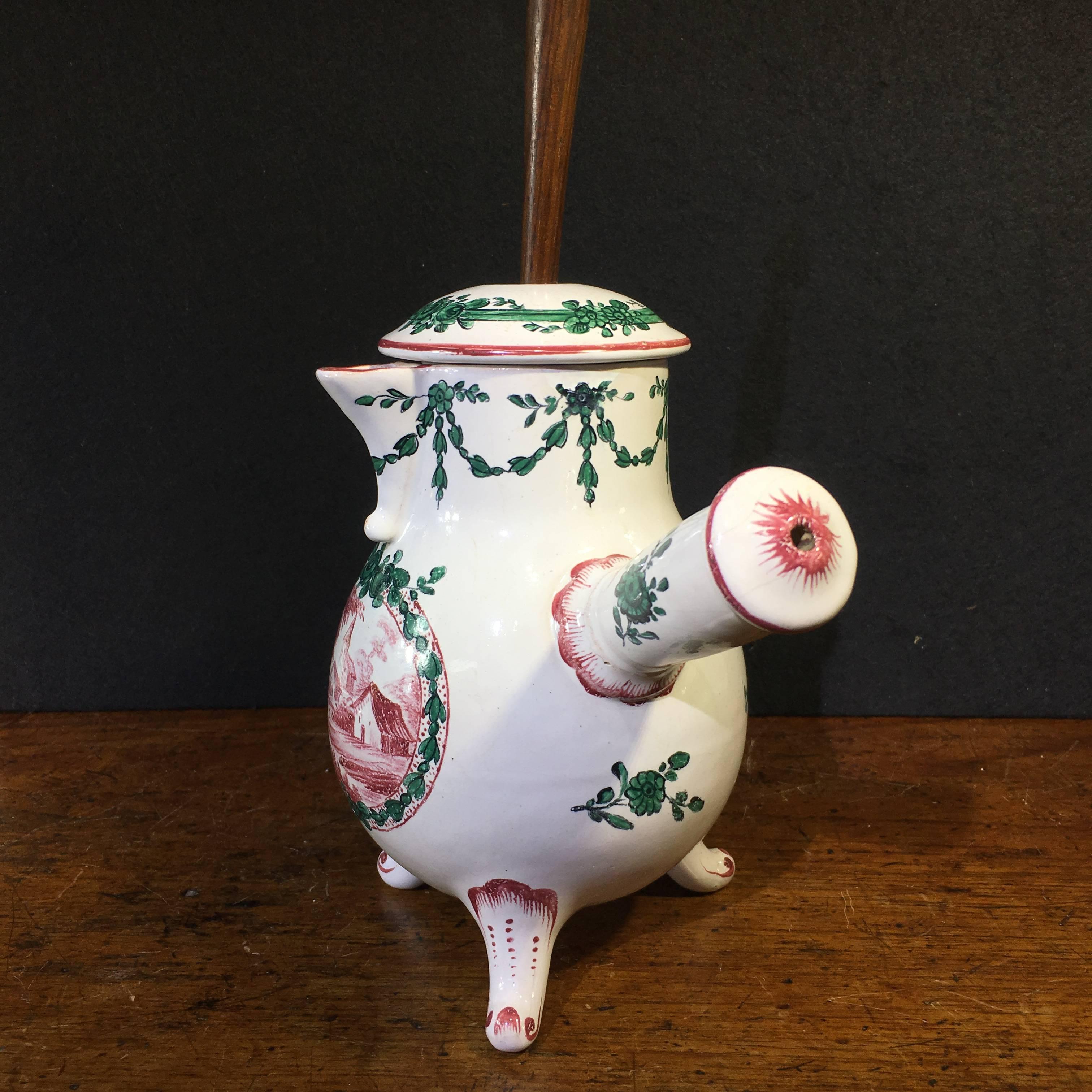 Pot à chocolat et étrier en faïence française, vers 1770 en vente 2