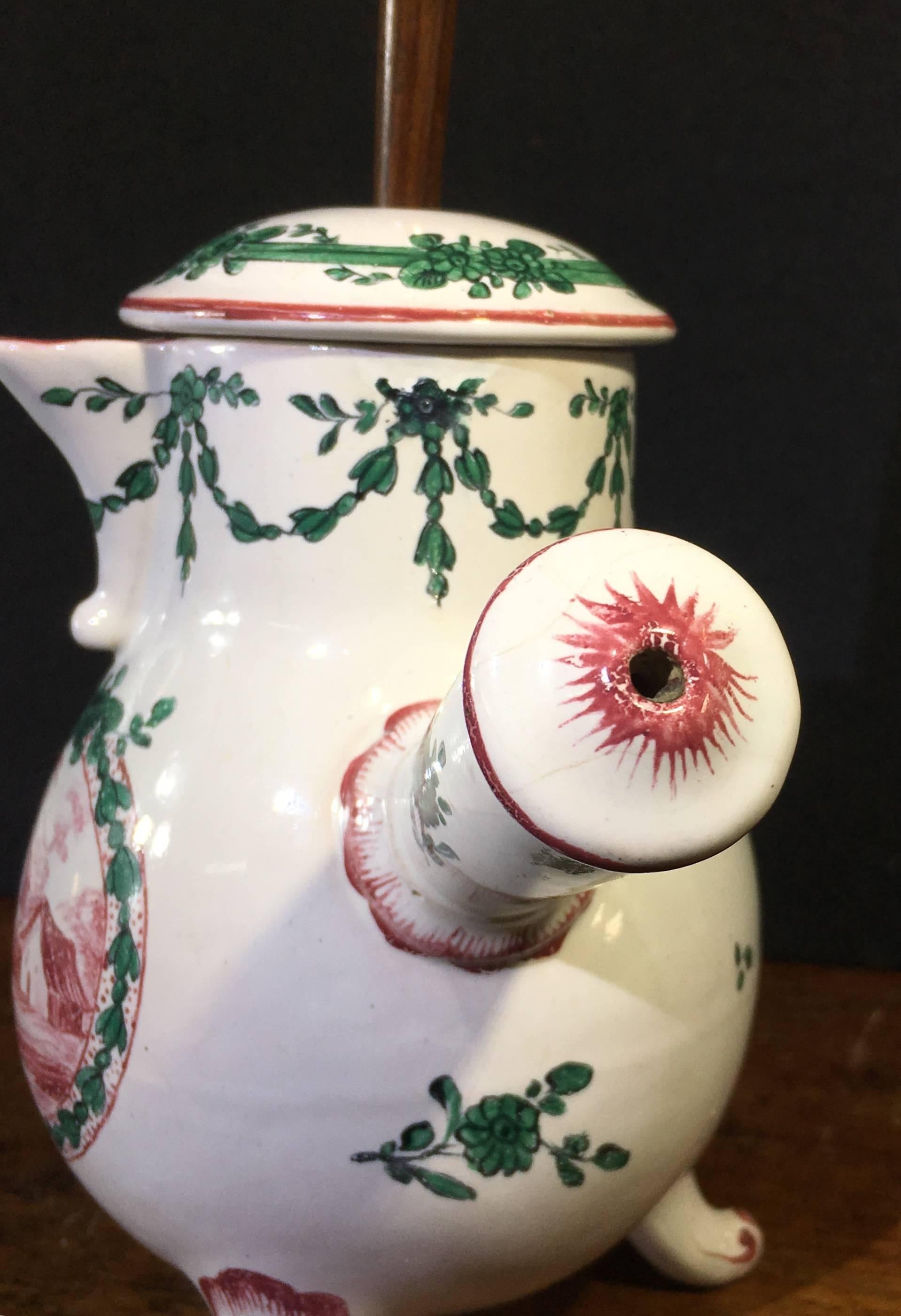 Pot à chocolat et étrier en faïence française, vers 1770 en vente 3