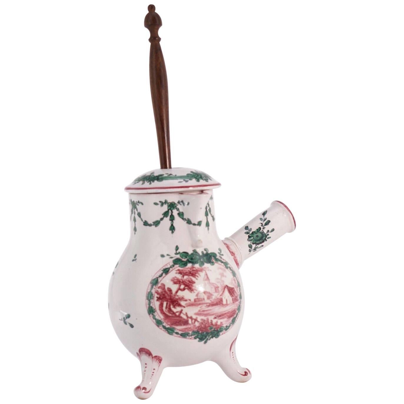 Pot à chocolat et étrier en faïence française, vers 1770 en vente