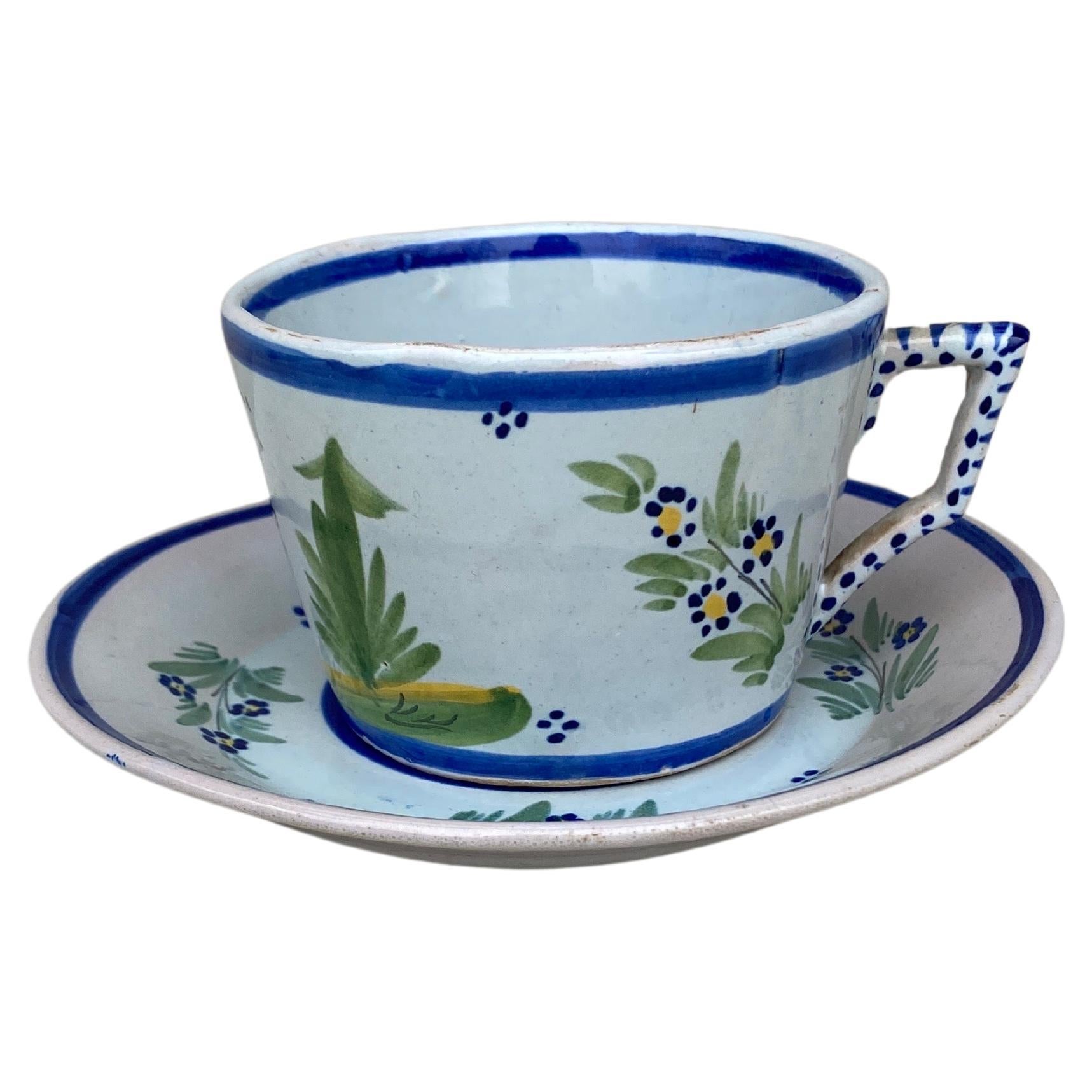 Französische Fayence-Tasse mit Untertasse, signiert HB Quimper, um 1900.