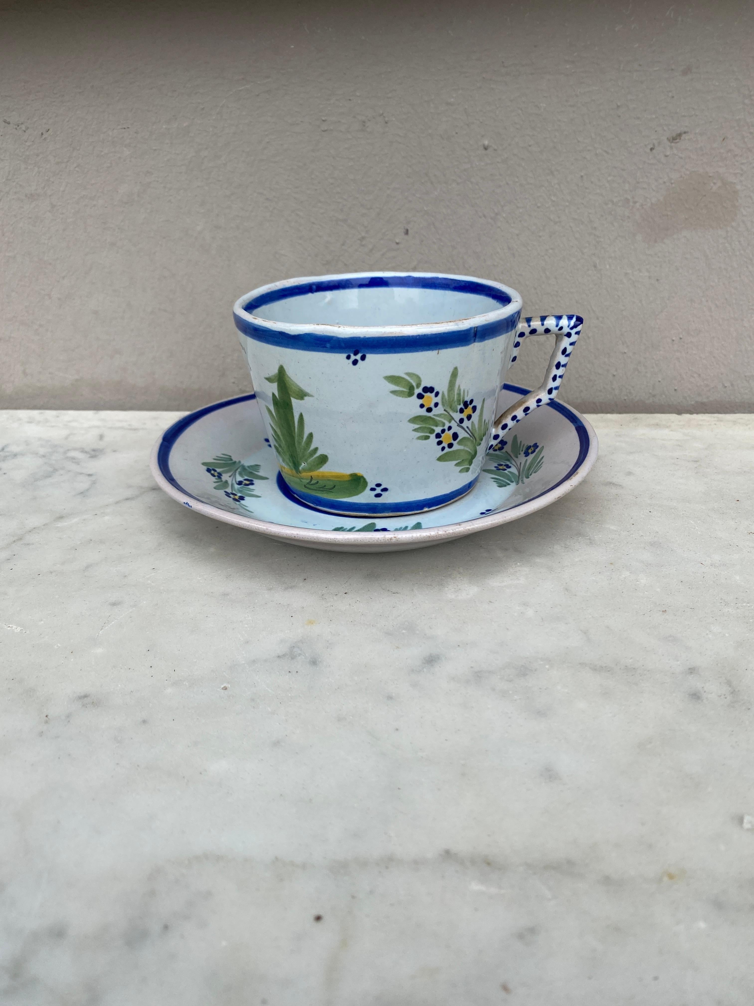 Rustique Tasse et soucoupe en faïence française Henriot Quimper datant d'environ 1900 en vente