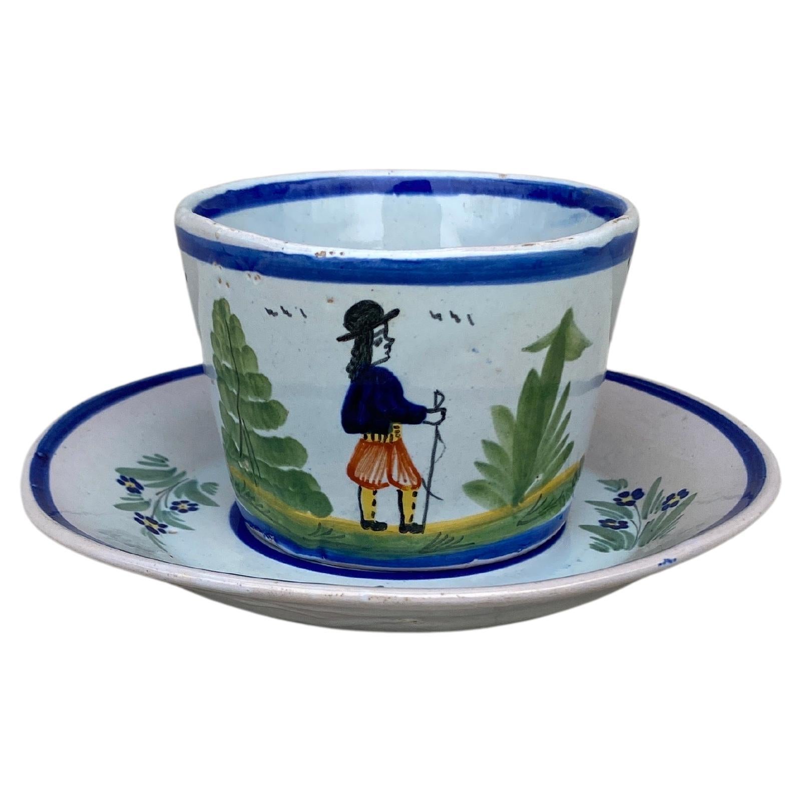 Tasse et soucoupe en faïence française Henriot Quimper datant d'environ 1900 en vente