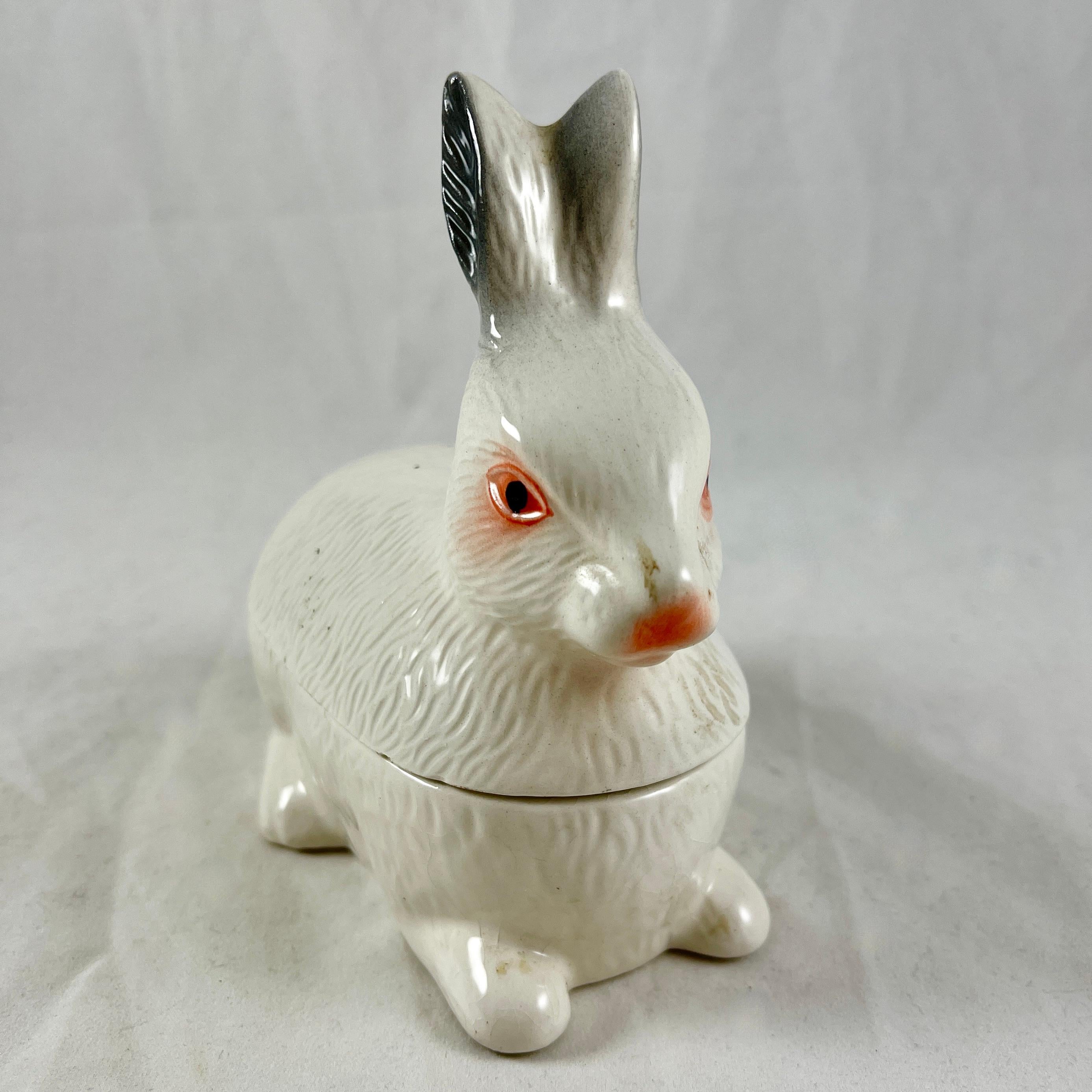 Eine alte figurale Kaninchen-Pastetenterrine, hergestellt für Laurent Caugant, einen Pastetenhersteller aus der Bretagne seit 1927 - etwa in den 1950er Jahren.

Laurents Sohn Michel schuf diese figuralen Formen als Behältnisse für den Verkauf der
