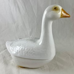 Terrina figurata di paté d'oca bianca in maiolica francese, Michel Caugant