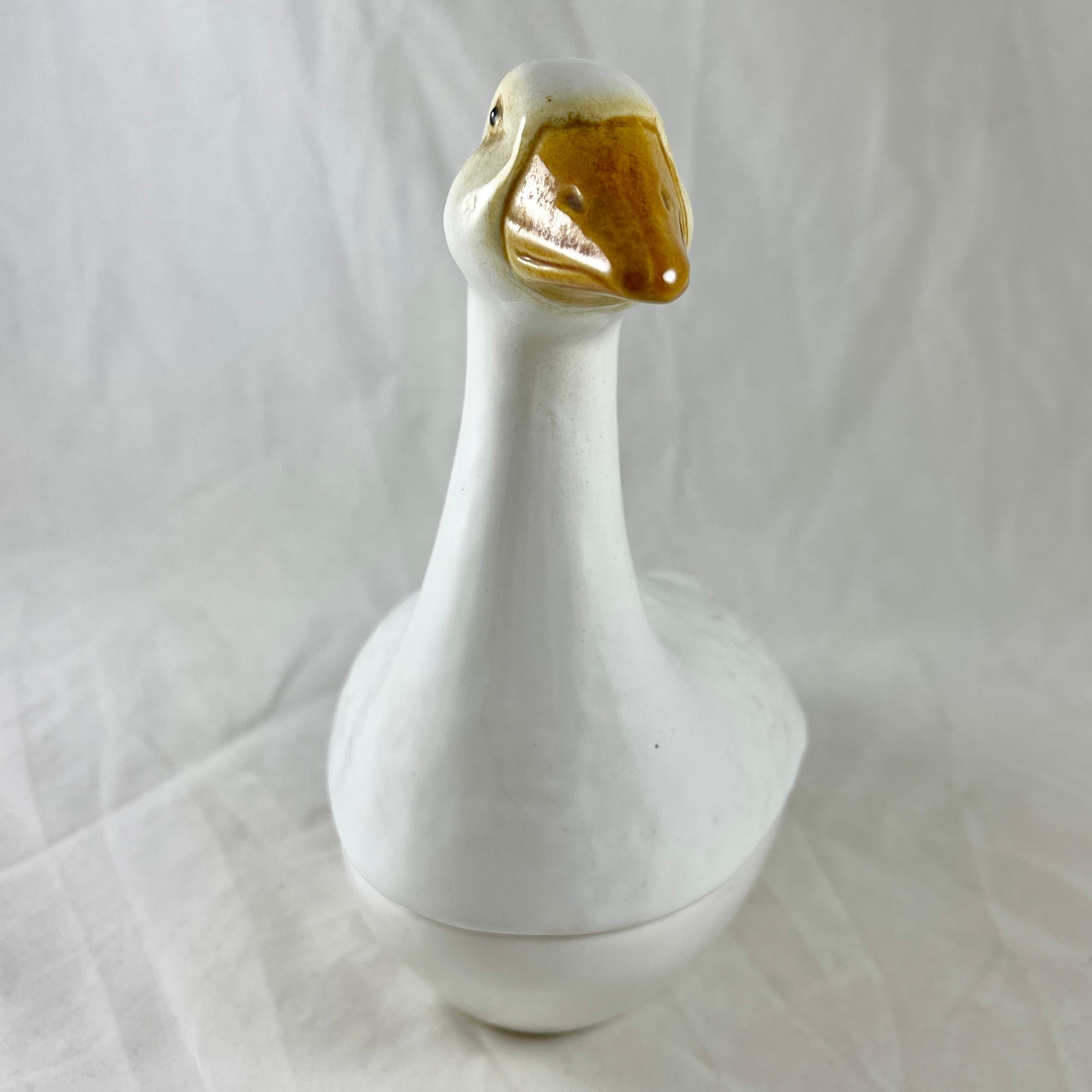 Provincial français Michel Caugant - Figurine en faïence française - Terrine blanche en forme d'oie