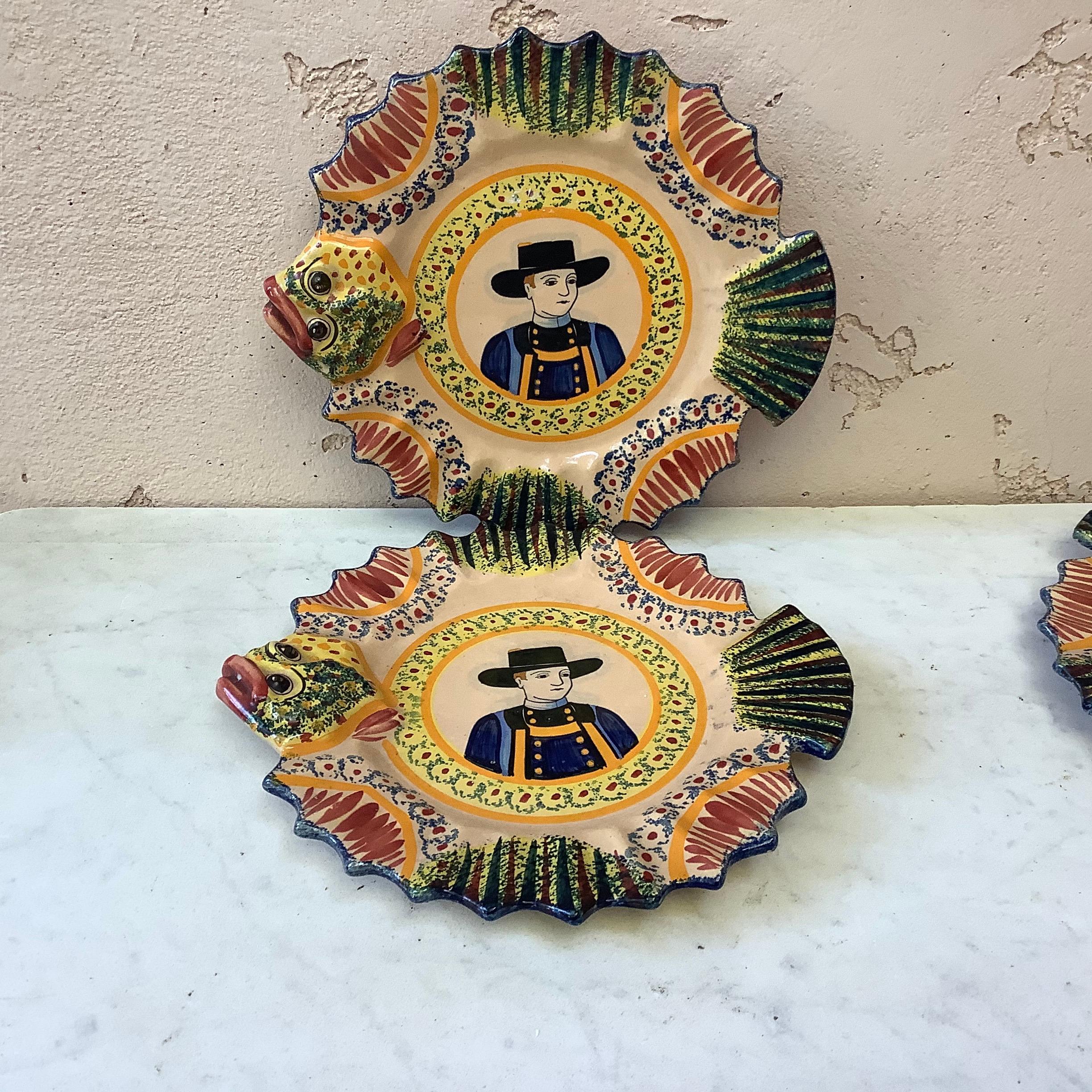 French Faience Fish Head Plate Henriot Quimper, circa 1940 In Excellent Condition In Austin, TX