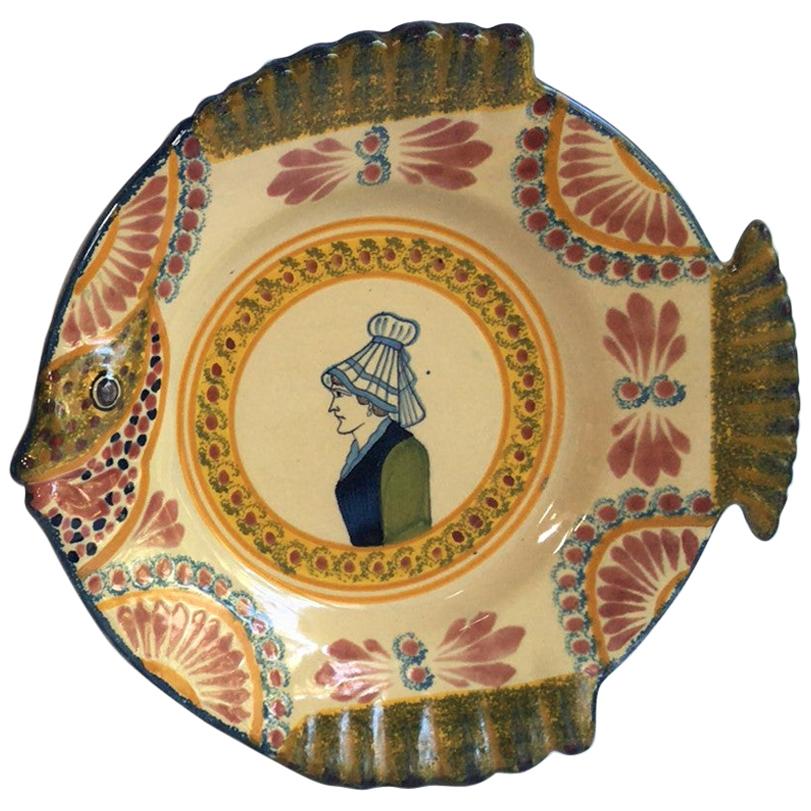 French Faience Fish Head Plate Henriot Quimper, circa 1940 For Sale