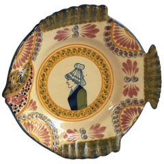 Assiette à tête de poisson en faïence française Henriot Quimper, vers 1940