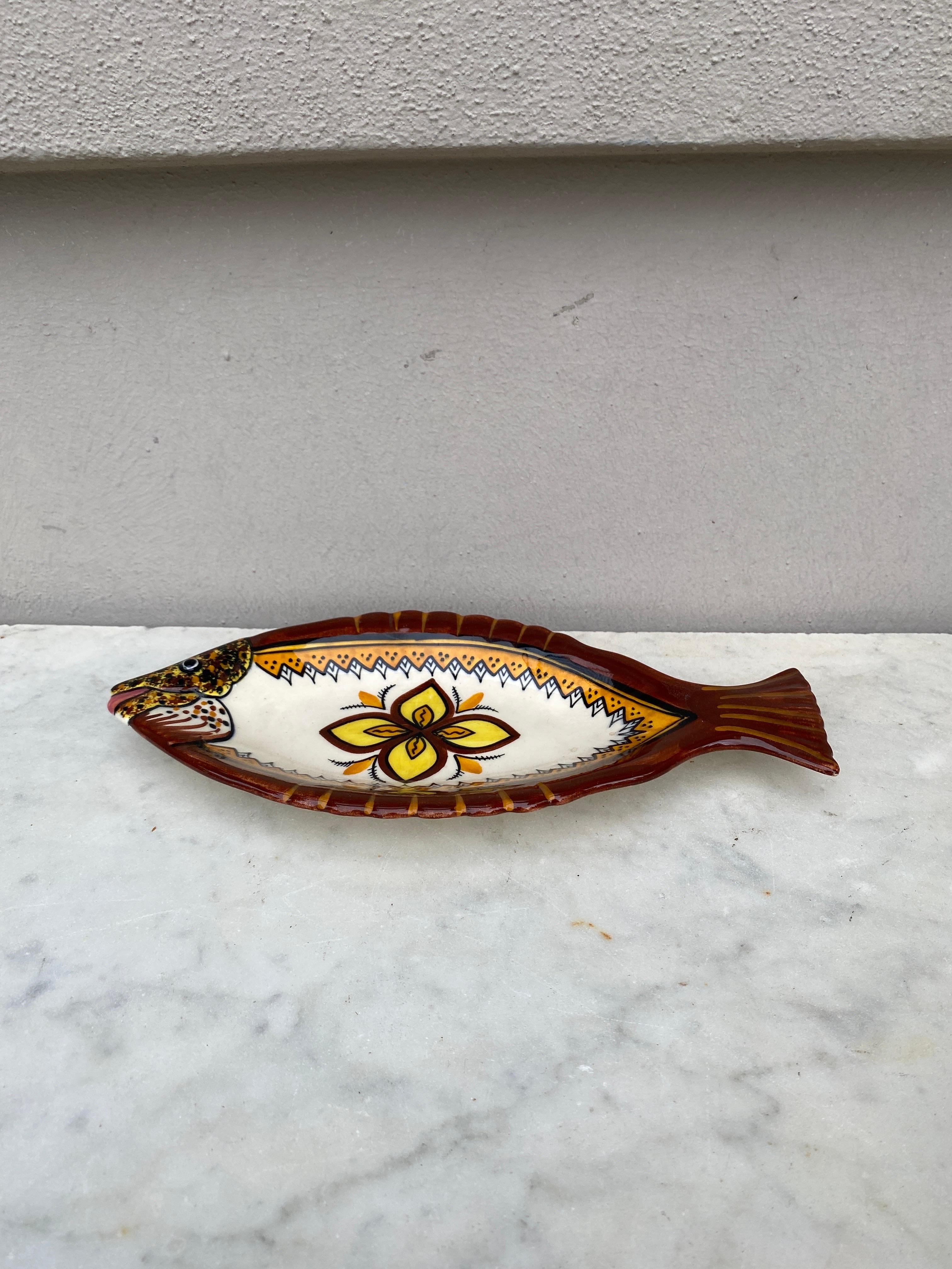 Rustic French Faience Fish Platter Henriot Quimper, Circa 1930 For Sale