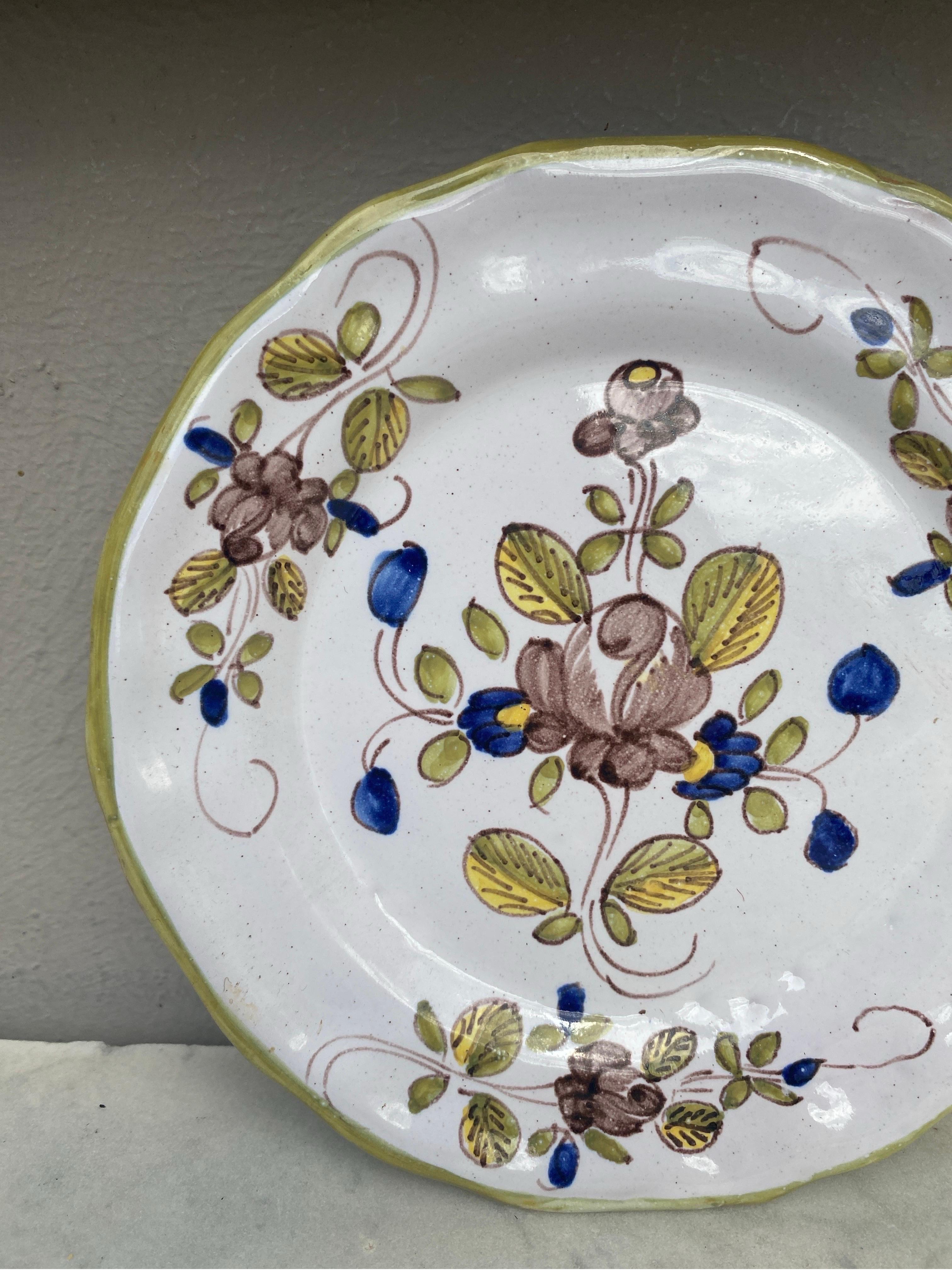 Provincial français Assiette à fleurs en faïence française style Moustiers en vente