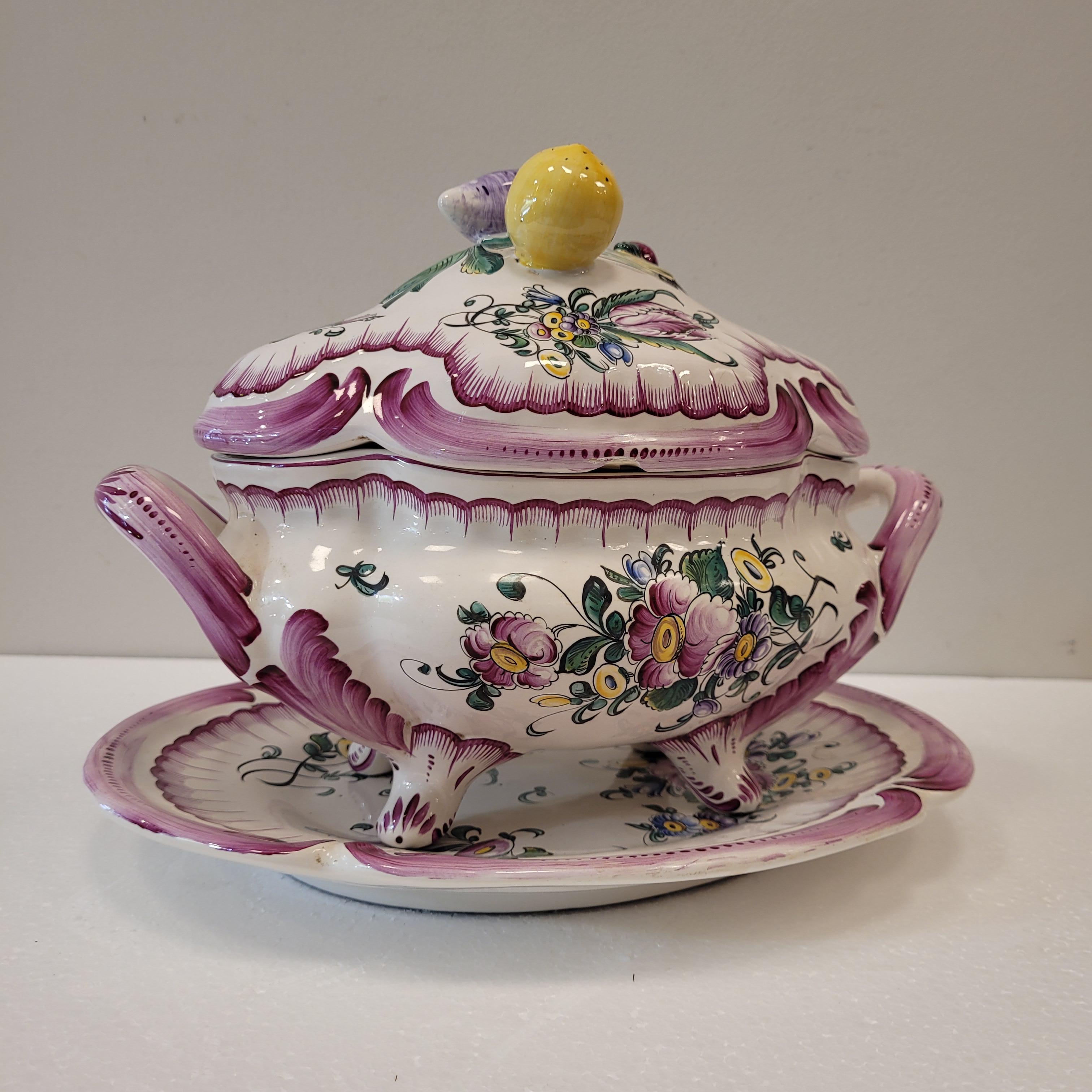 Muy bonito recipiente de loza francesa pintado a mano con fuente, fabricación de Estrasburgo 

Precioso recipiente para legumbres con fuente en Faince o Mayólica francesa, pintado a mano, fabricación Luneville Strasburg, siguiendo modelos del siglo