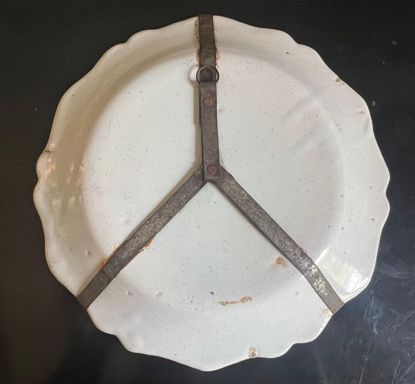 Assiette en faïence peinte à la main, C.I.C. en vente 3