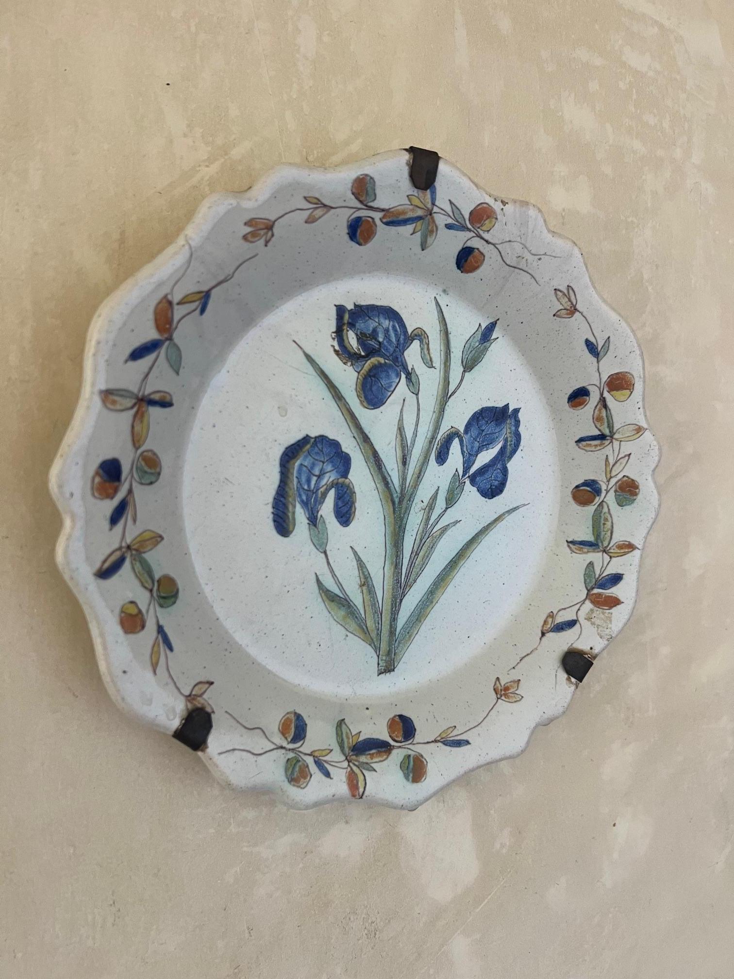 Français Assiette en faïence peinte à la main, C.I.C. en vente