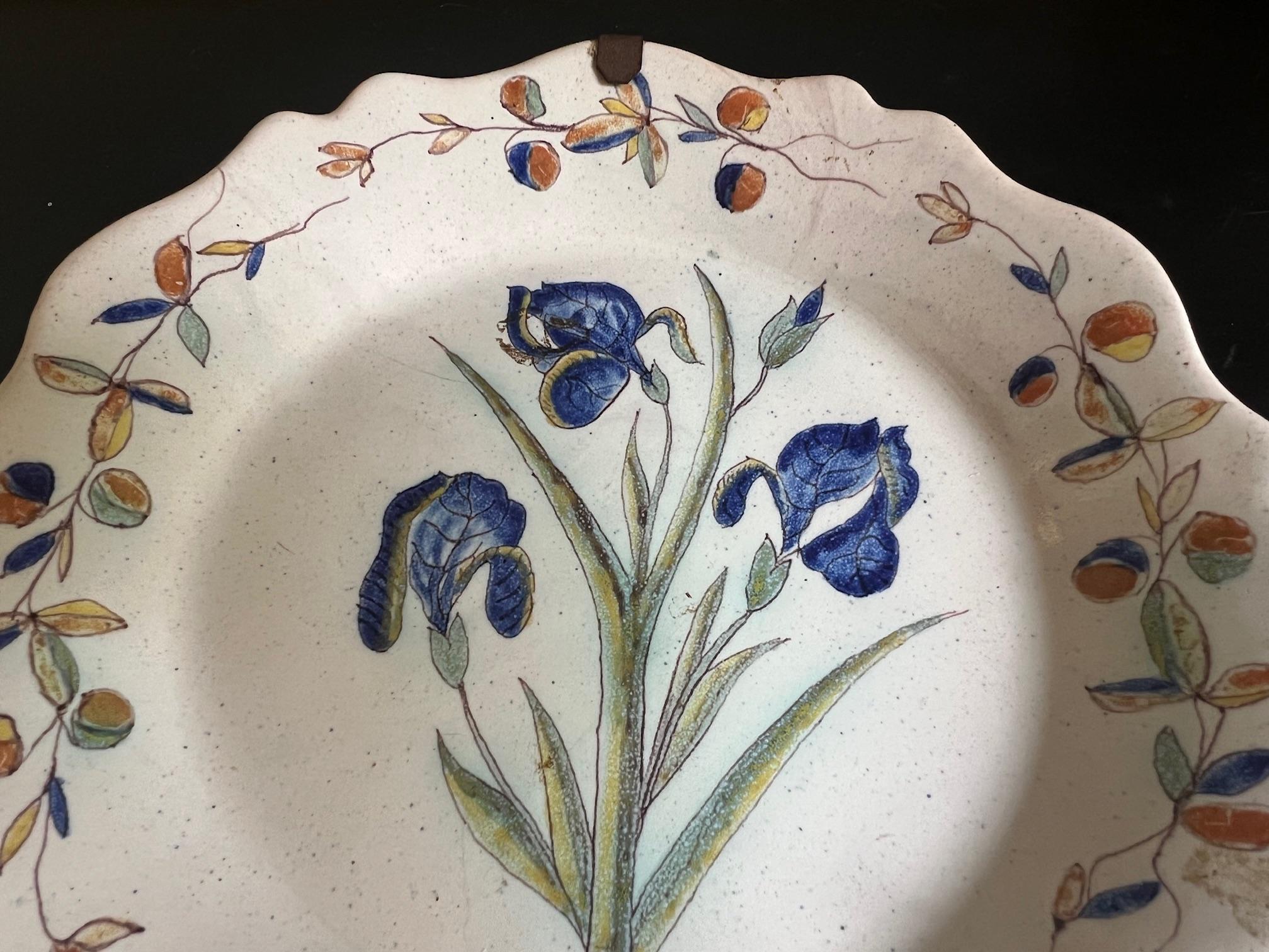 Assiette en faïence peinte à la main, C.I.C. Bon état - En vente à Ross, CA