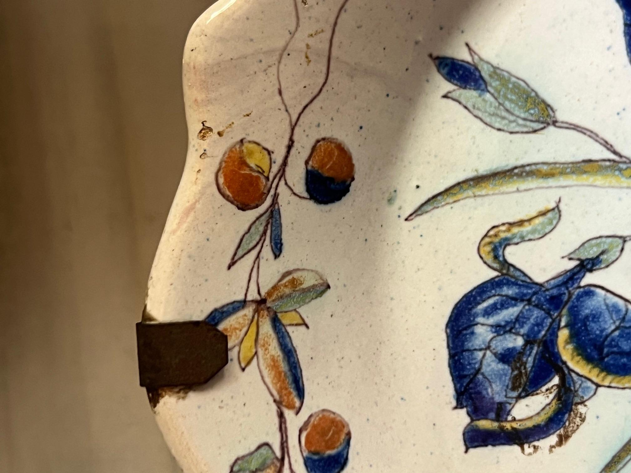 XIXe siècle Assiette en faïence peinte à la main, C.I.C. en vente
