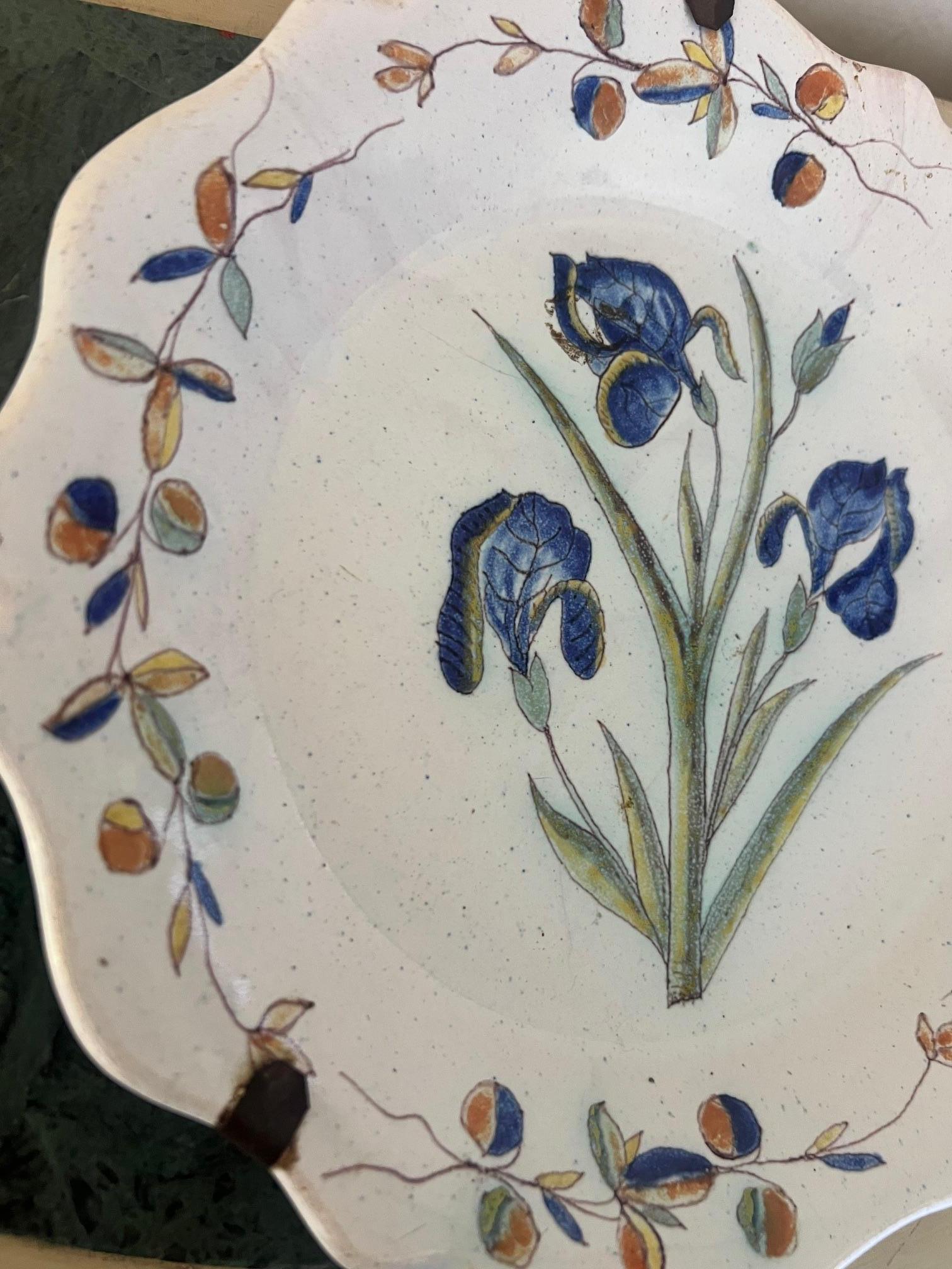 Assiette en faïence peinte à la main, C.I.C. en vente 1