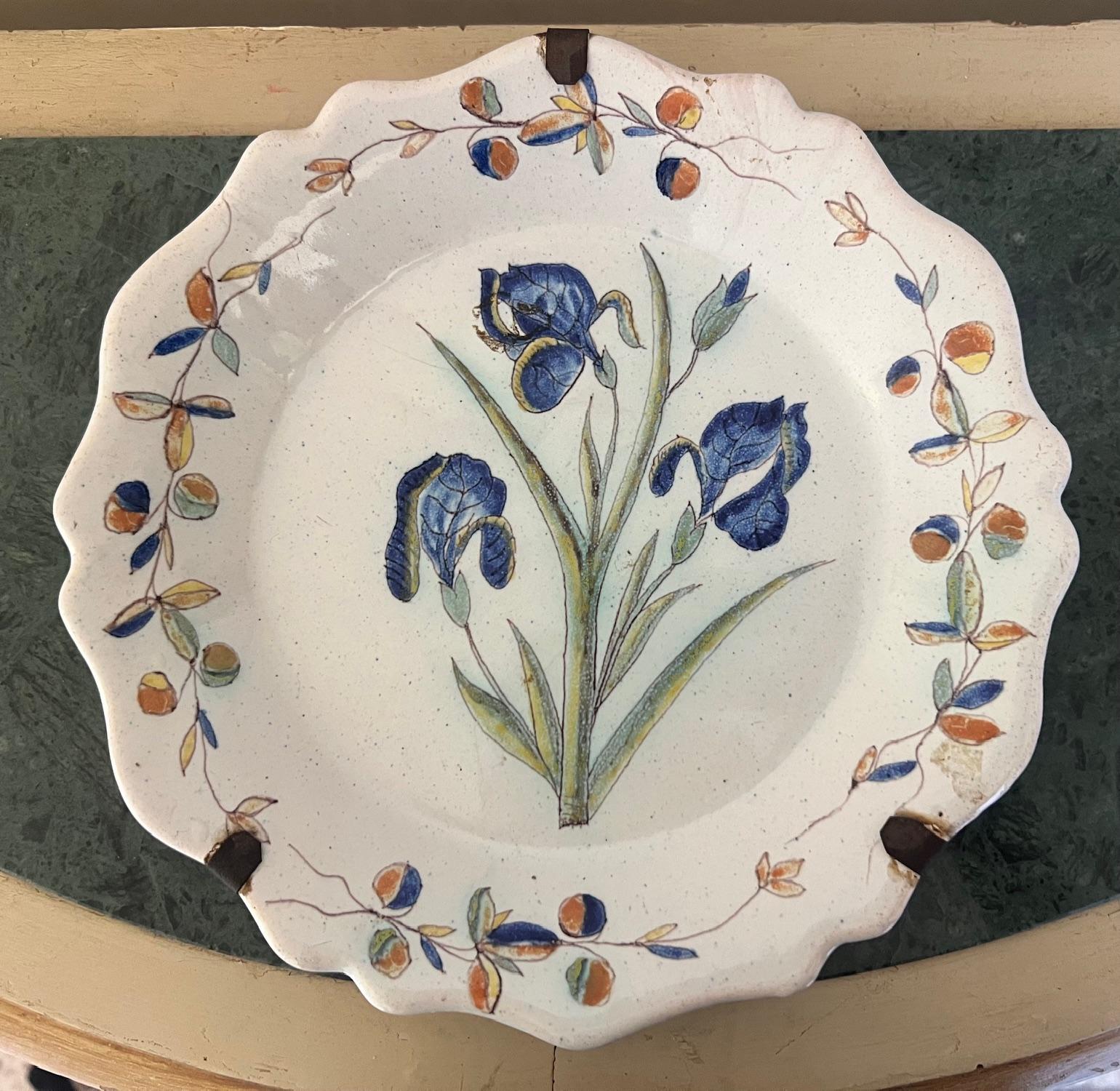 Assiette en faïence peinte à la main, C.I.C. en vente 2
