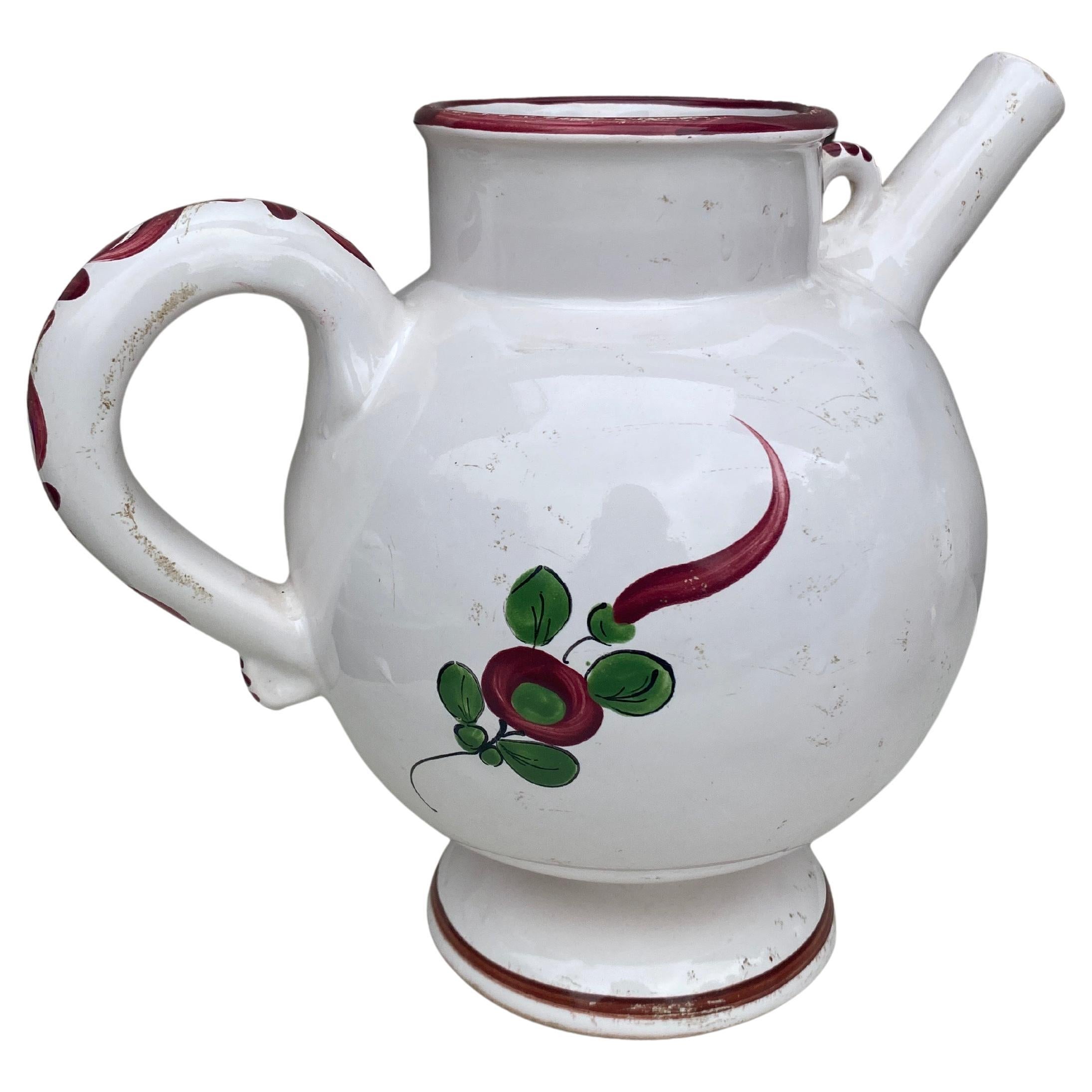 Brocca con manico in maiolica francese CIRCA 1950.
Decorato con fiori.
Est della Francia.