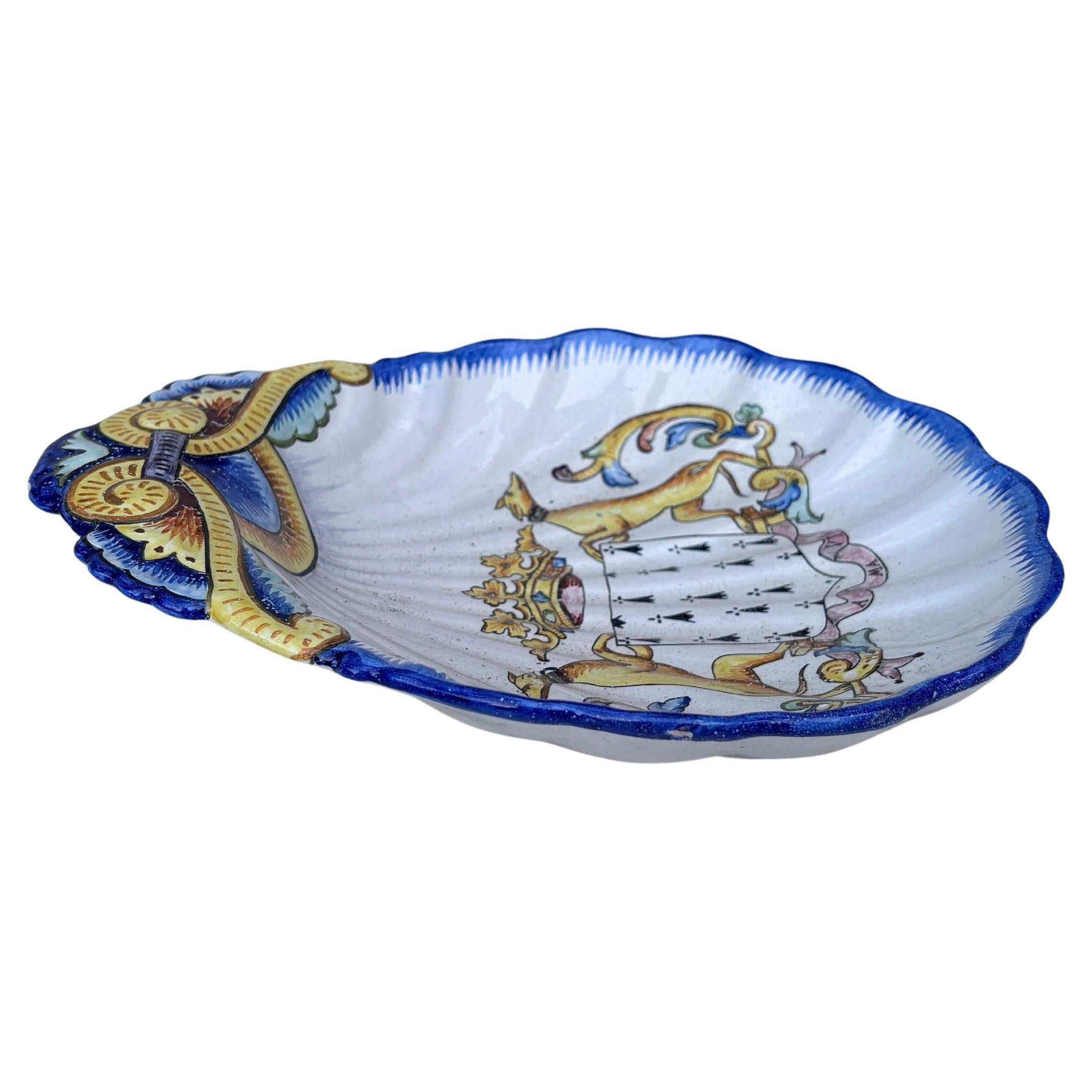 Französische Fayence-Muschelplatte des 19. Jahrhunderts, signiert HB Quimper.
In einer Muschelform, verziert mit Whippets und einem bretonischen Wappen.
1860 bis 1883 , erste Marke HB.
9,8 x 7,8 Zoll.