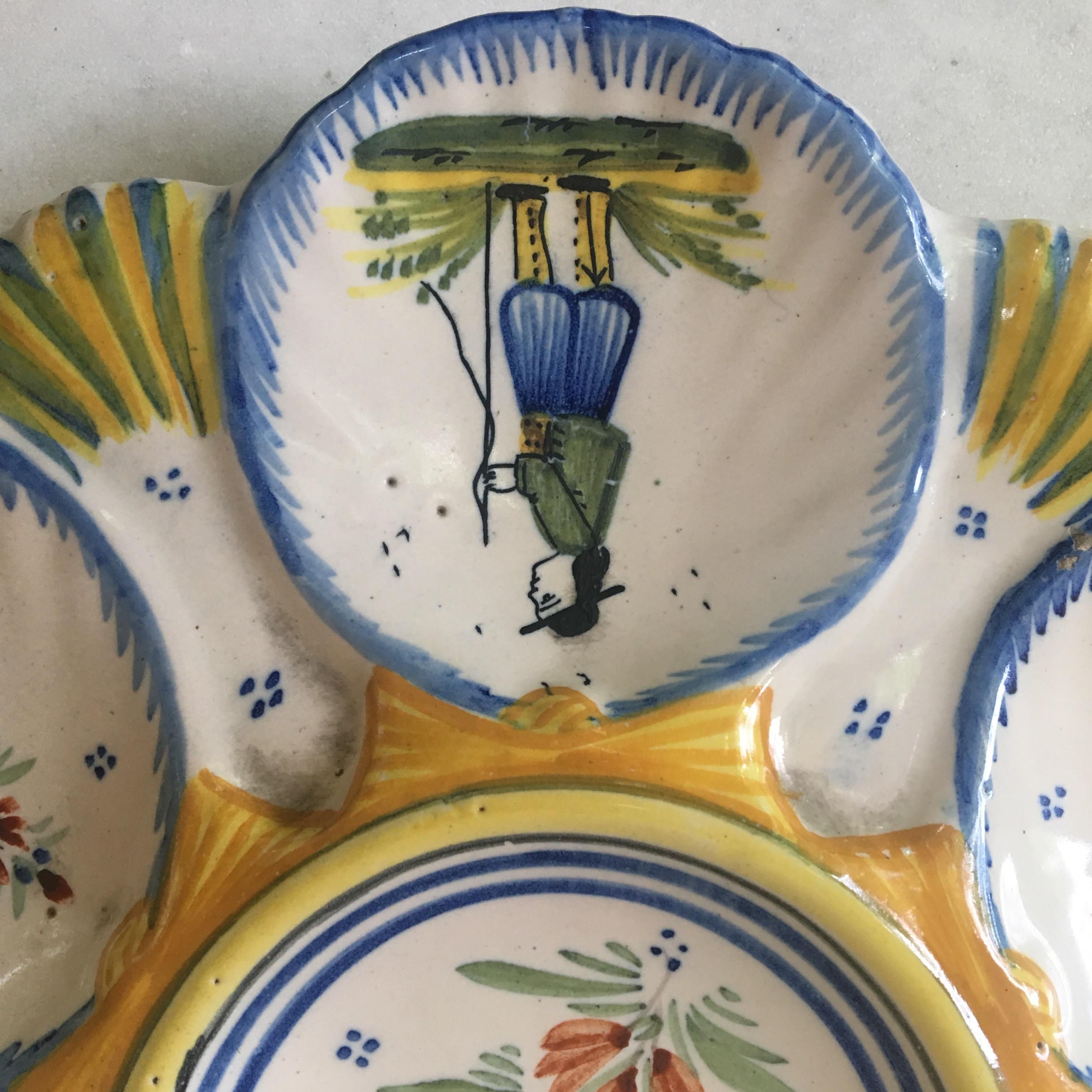 French faience oyster plate signed Henriot Quimper, circa 1904-1922.
Country style.
Decorated with field flowers and bretons.
