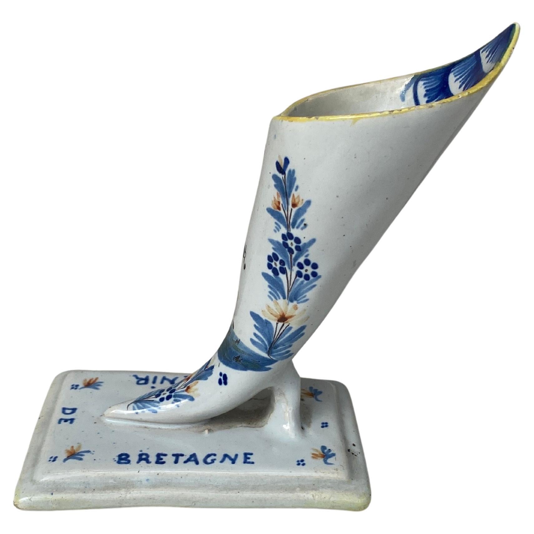 Französische Fayence-Horn-Vase Henriot Quimper, CIRCA 1900 im Zustand „Gut“ im Angebot in Austin, TX