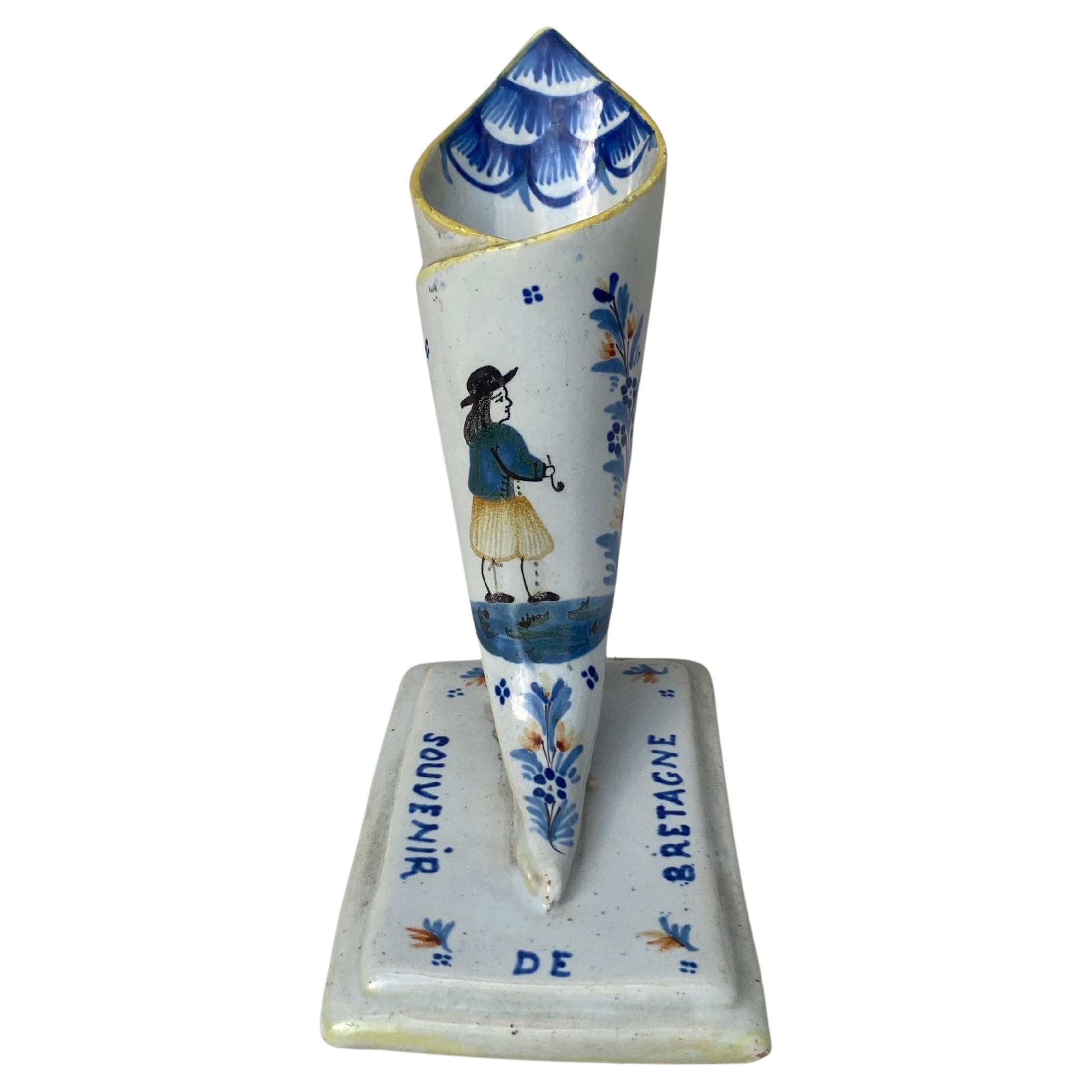 Französische Fayence-Horn-Vase Henriot Quimper, CIRCA 1900 signiert HB.
Souvenir de Bretagne.