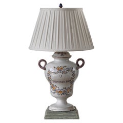 Französische Fayence-Lampe mit Blumenkranz und Schlangenhenkeln