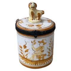 Boîte à couvercle en faïence française avec chien, vers 1900