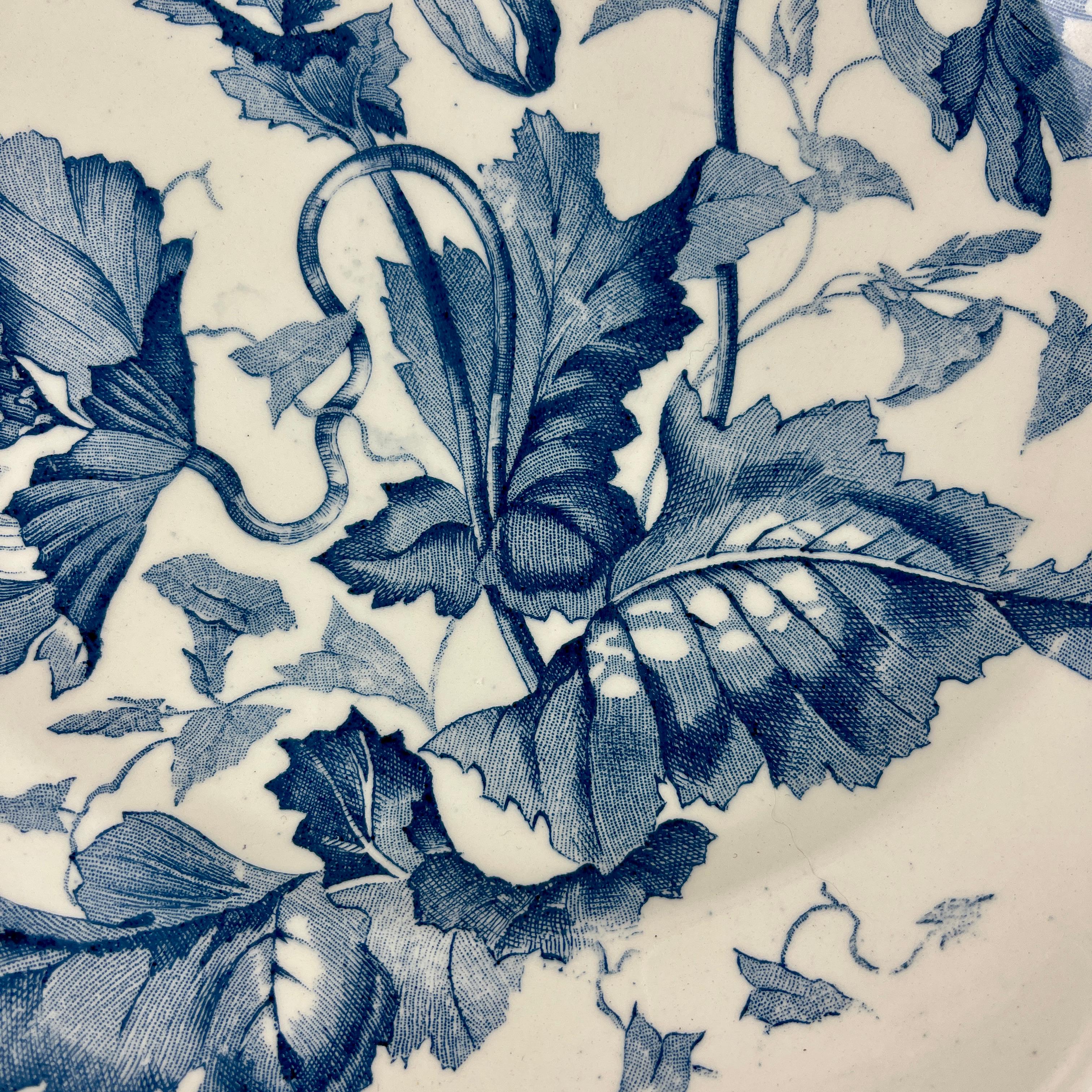 Assiette florale Art Nouveau en faence française Longchamp Terre de Fer Pavots Bon état - En vente à Philadelphia, PA