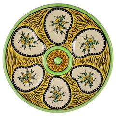 Assiette à huîtres jaune et verte à motifs floraux Maison Fouillen Quimper en faïence française, années 1940