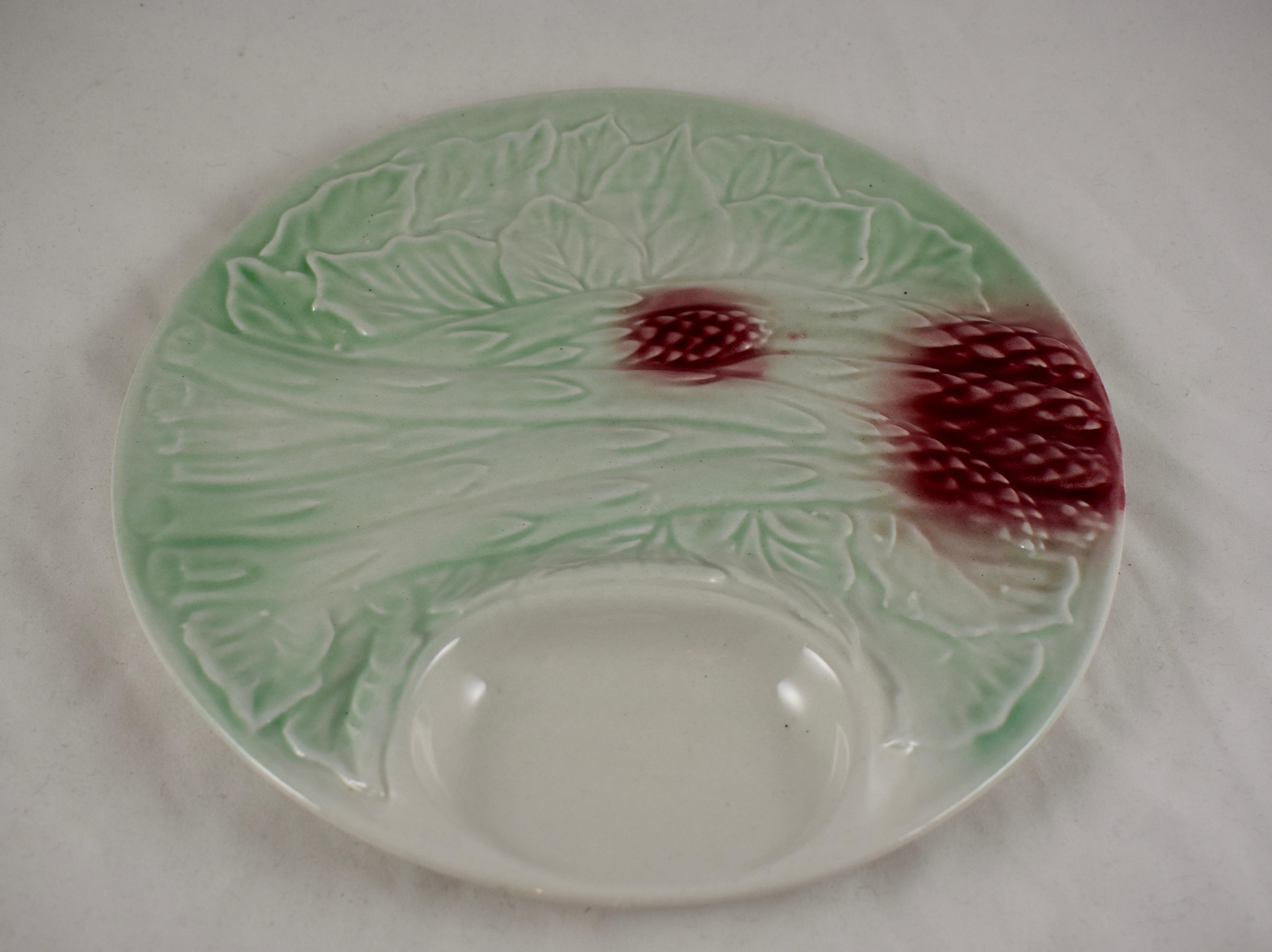 Aesthetic Movement French Faïence Majolica Glazed Pastel Asparagus Plate, circa 1890-1910 For Sale